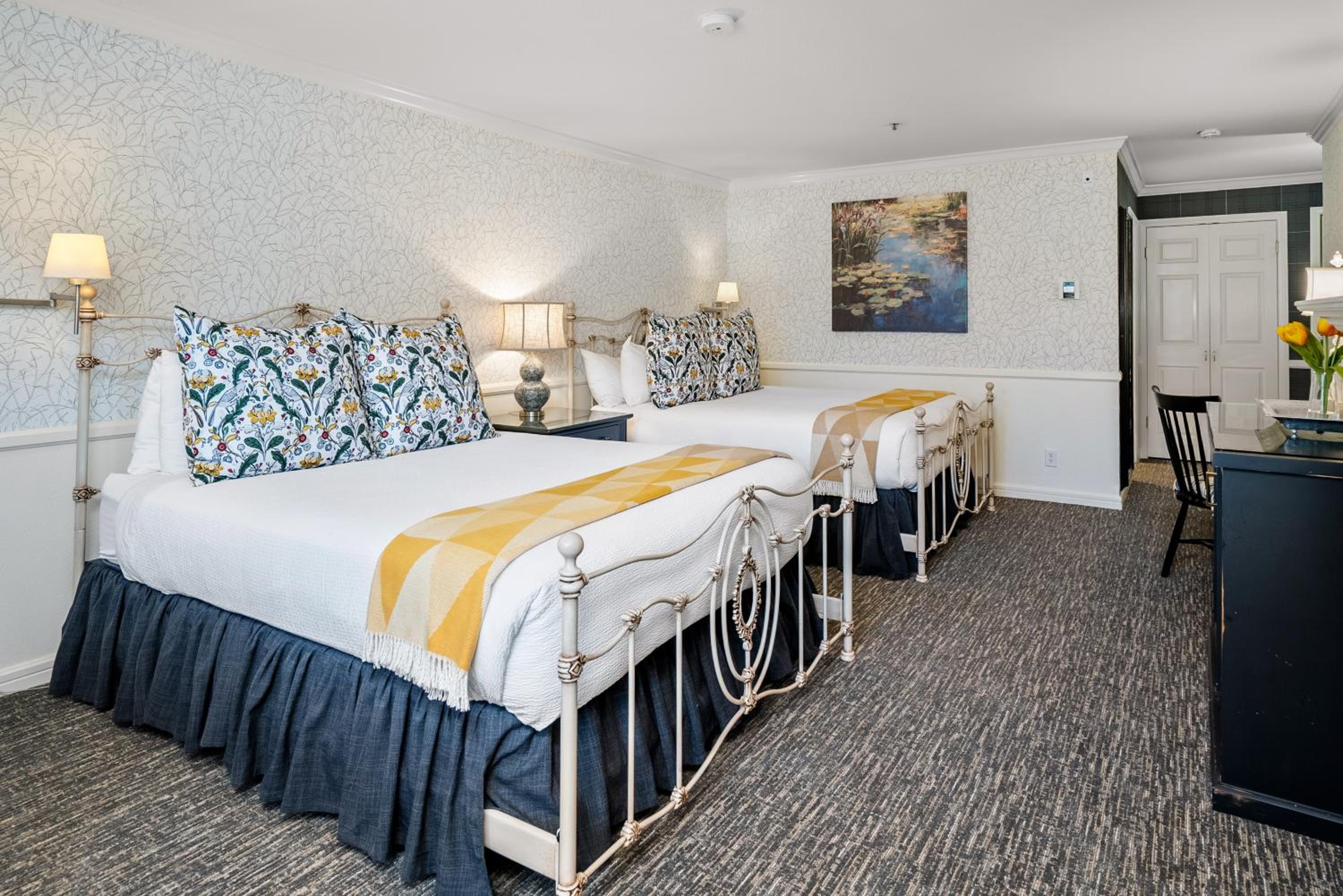 Deluxe Queen Room with Two Queen Beds - Main Inn - Photo 3