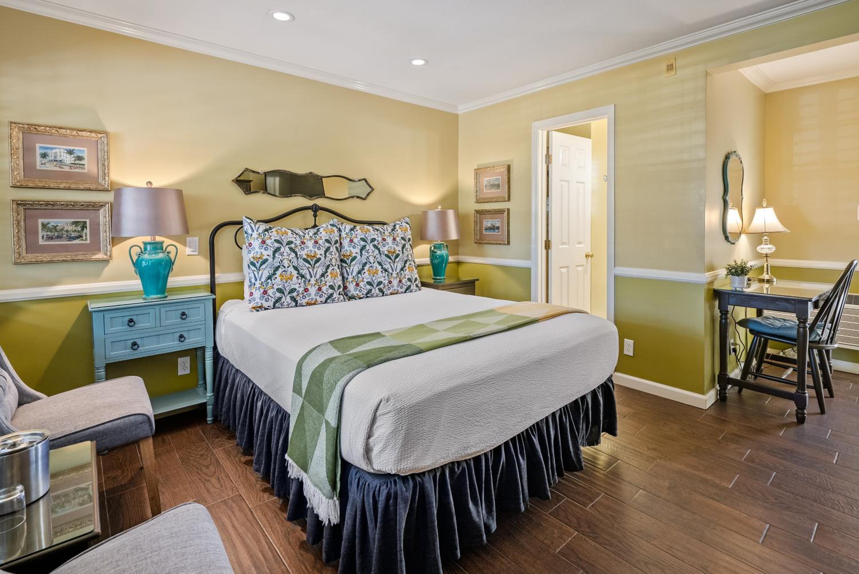 Queen Room - Trellis Court - Photo 3