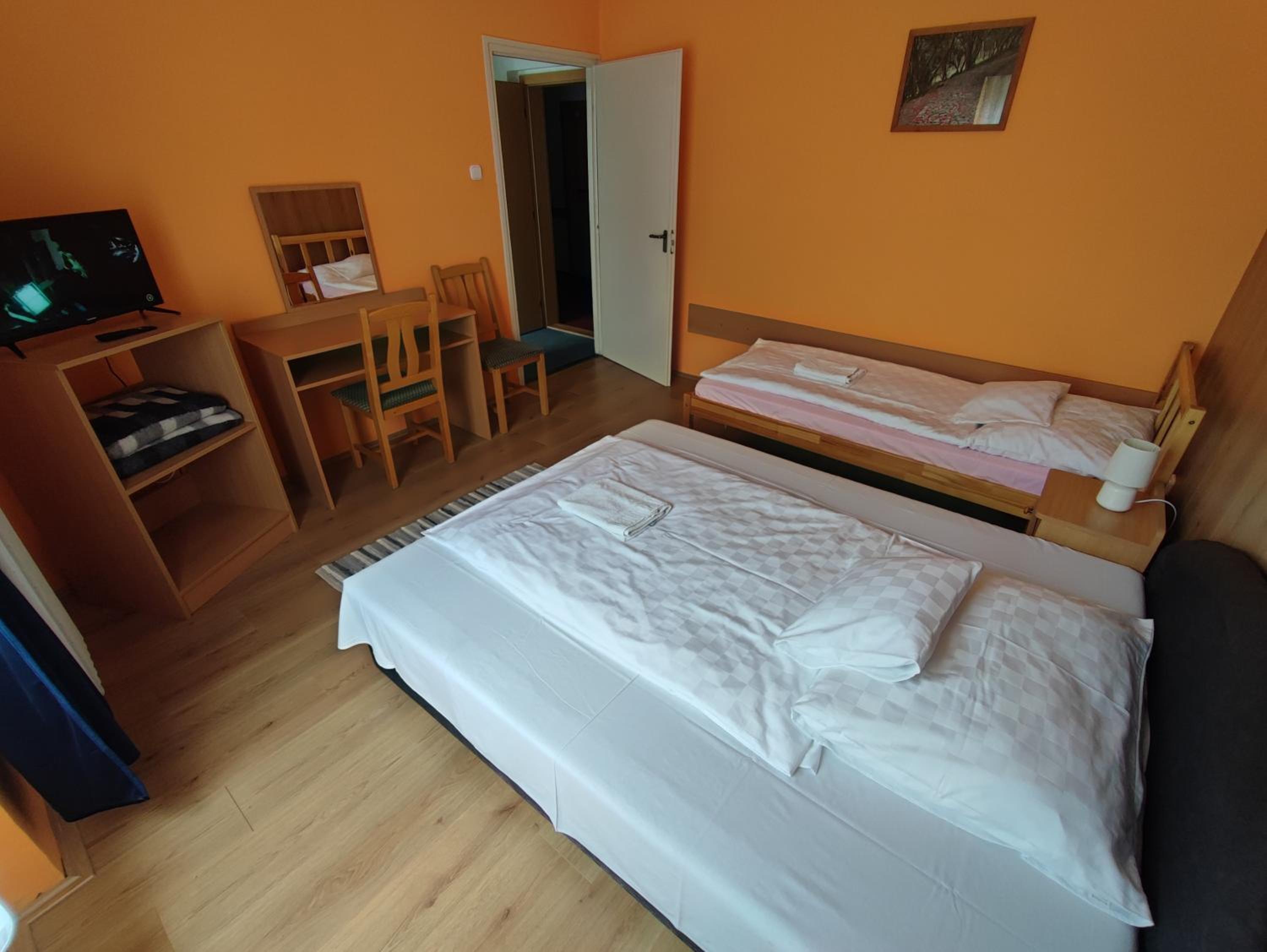 Triple Room with Private Bathroom - Photo 3
