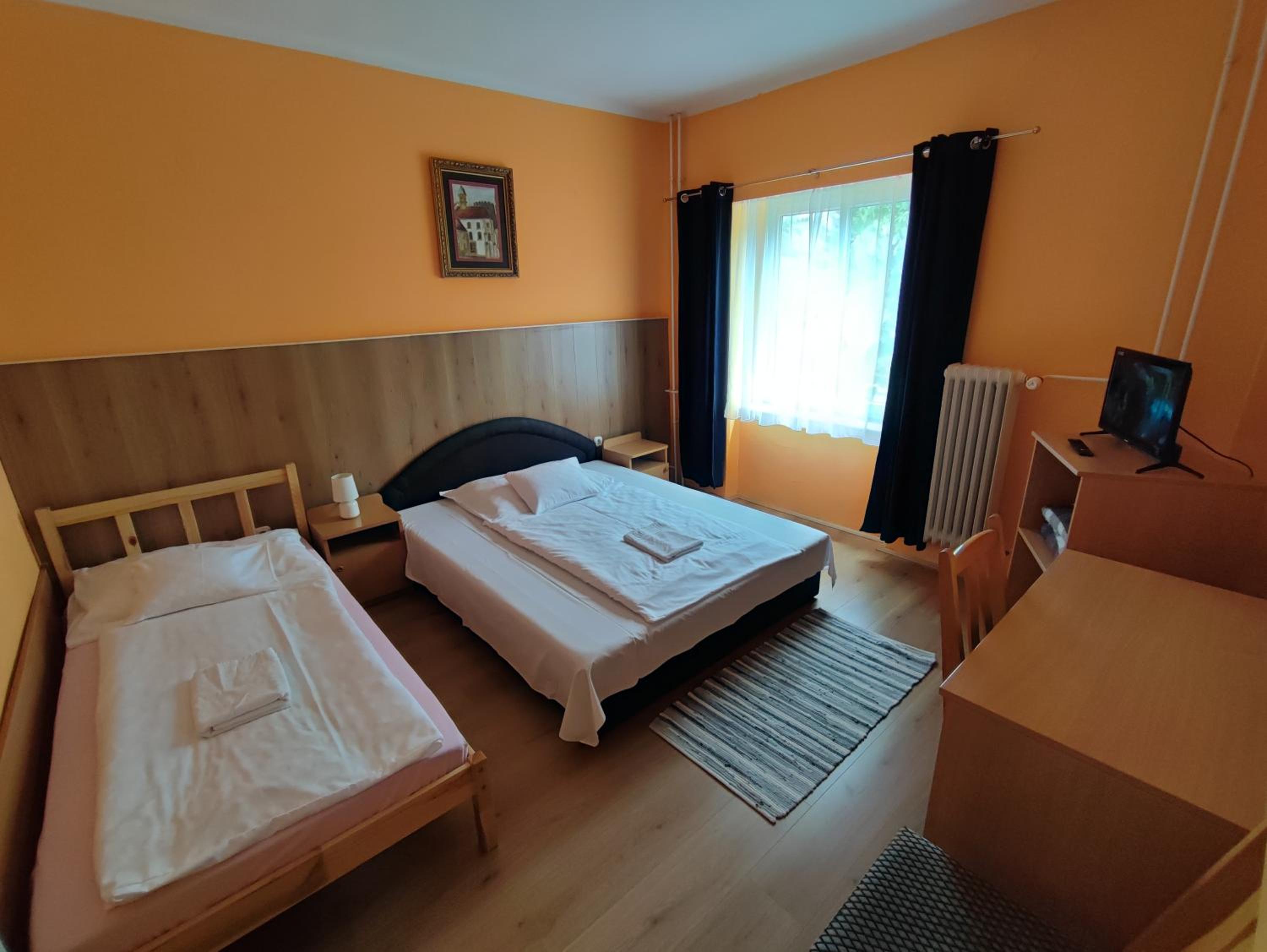 Triple Room with Private Bathroom - Photo 2