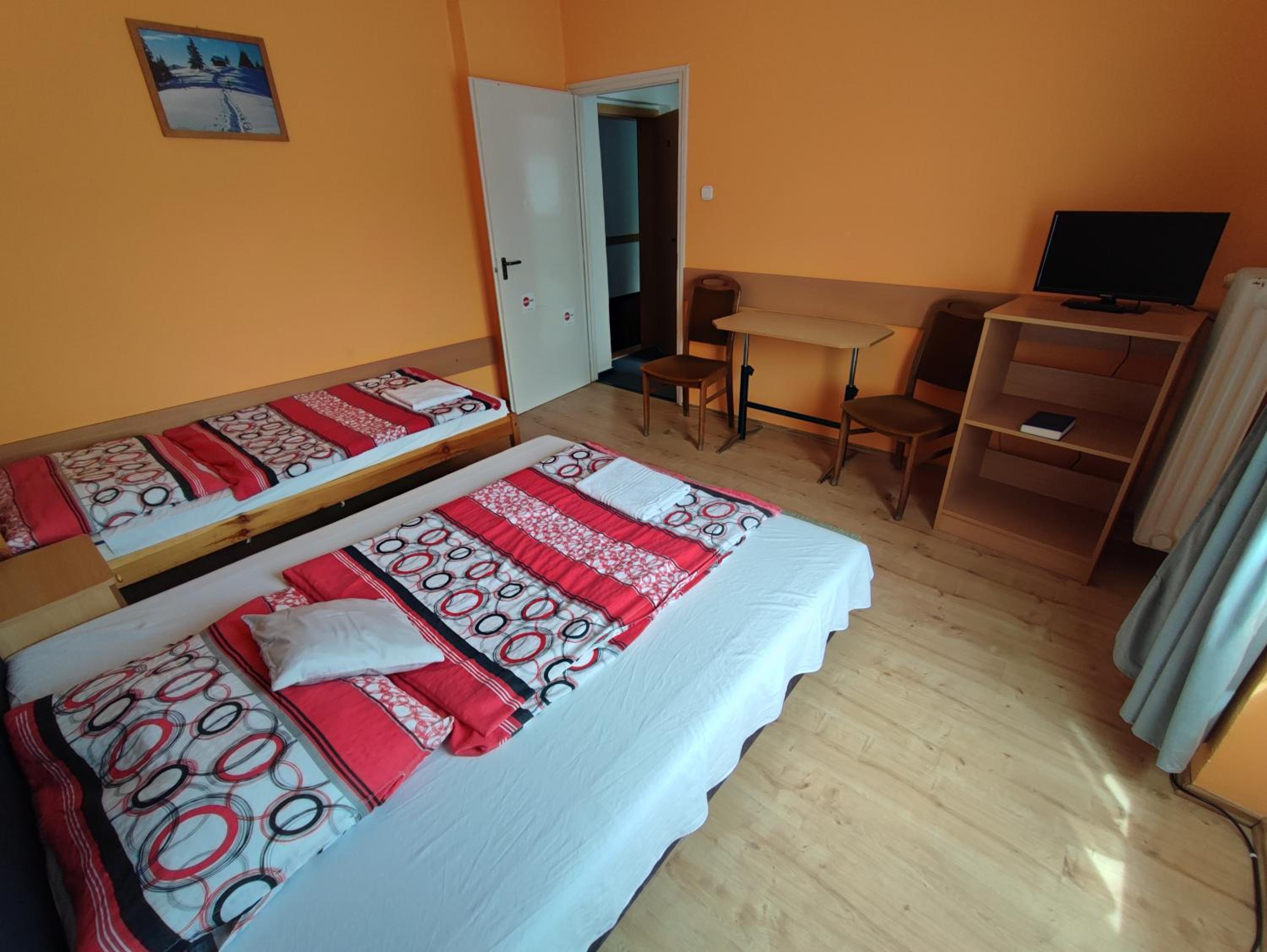 Triple Room with Private Bathroom - Photo 8