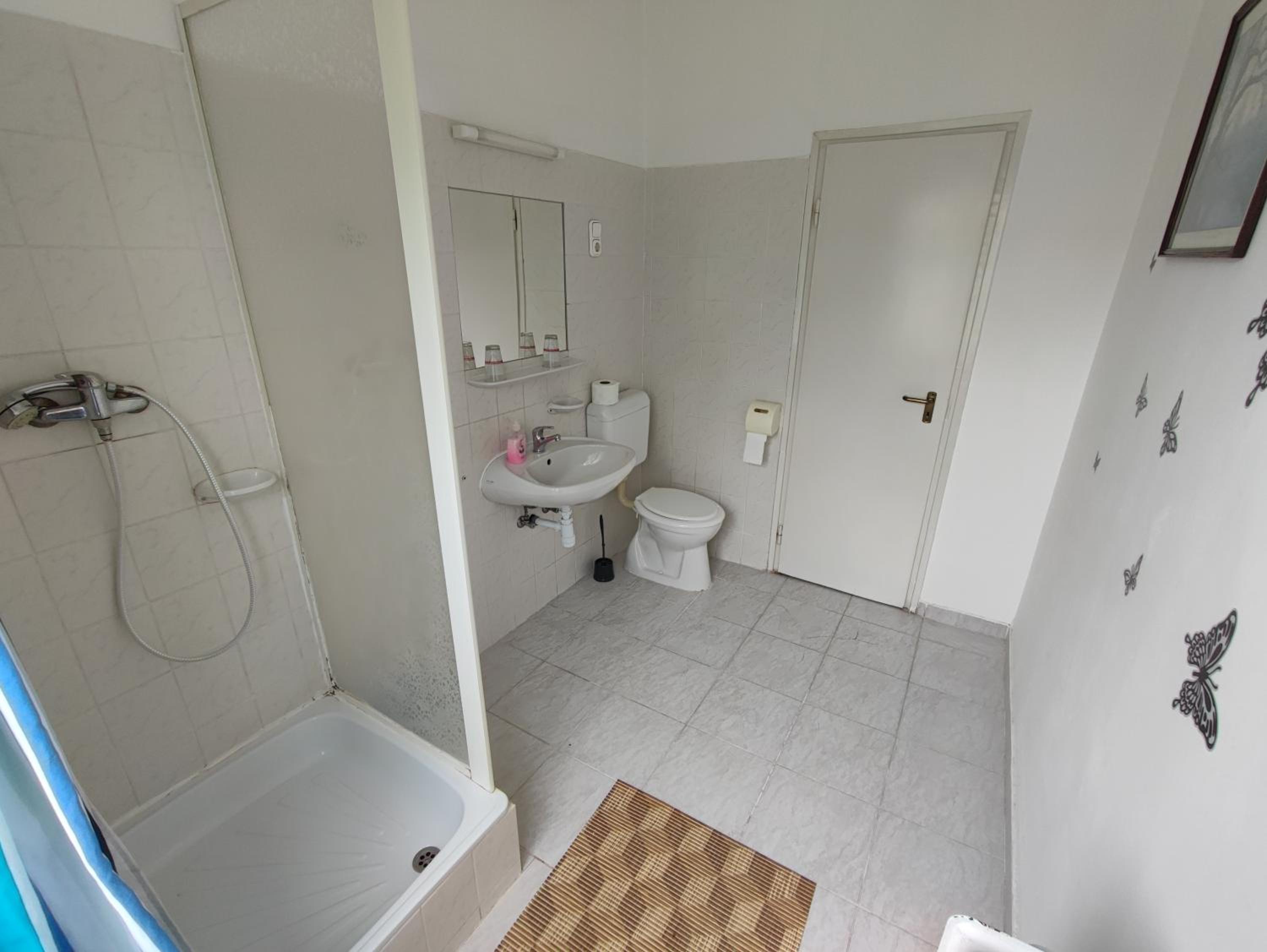 Standard Queen Room - Photo 5