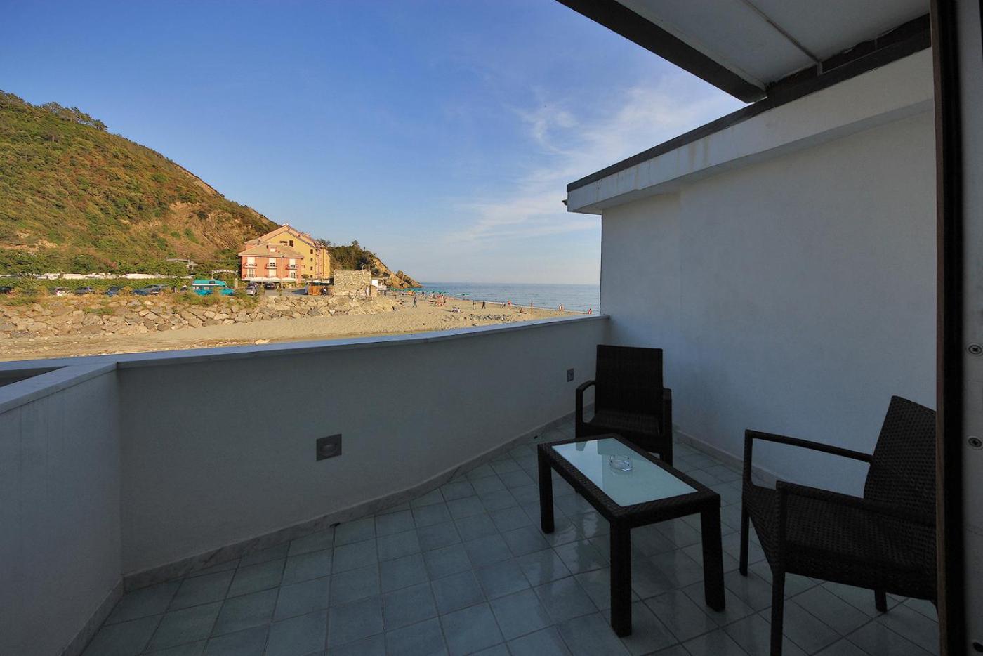 Double or Twin Room with Sea View - Photo 3