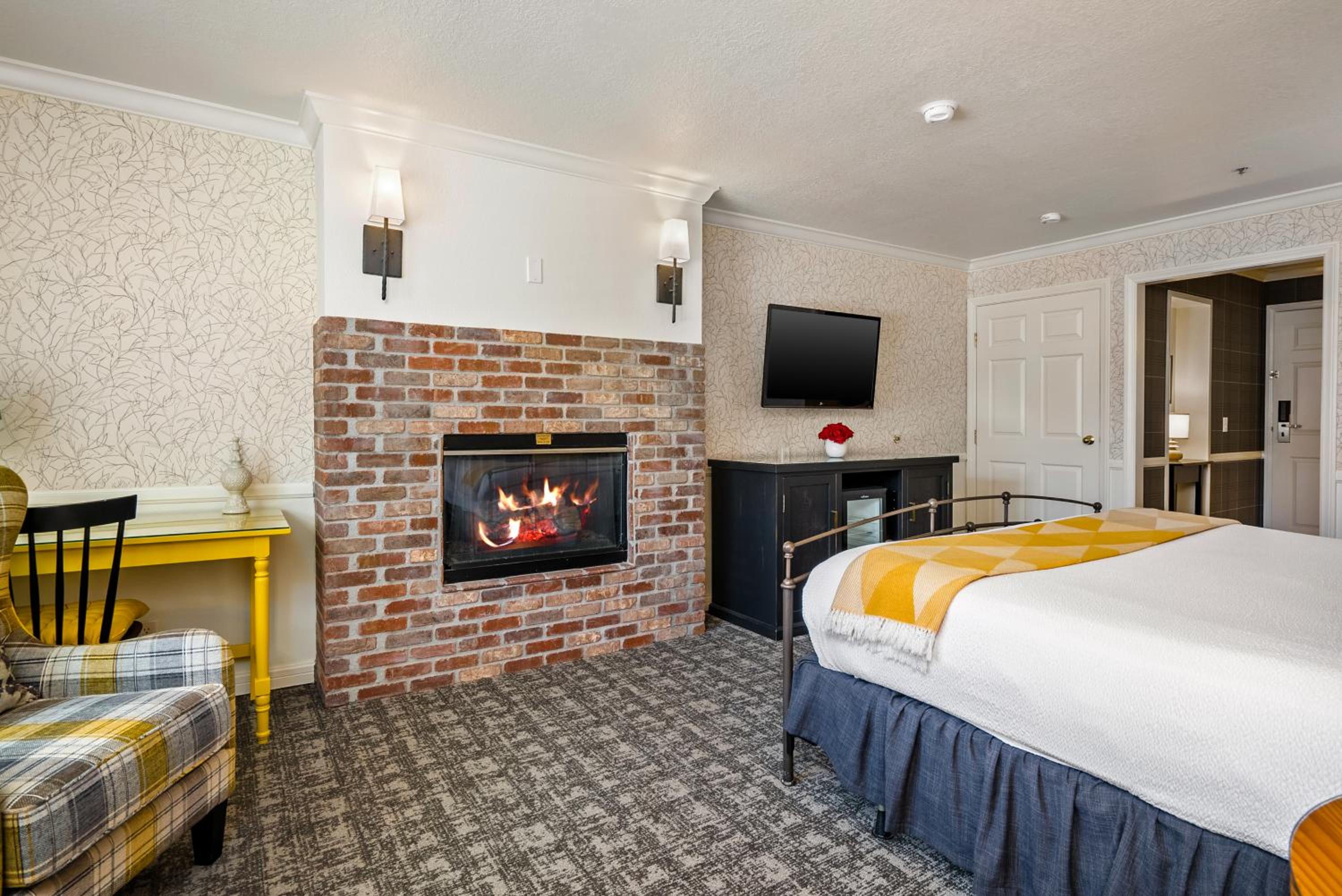 Deluxe King Room - Main Inn - Photo 1