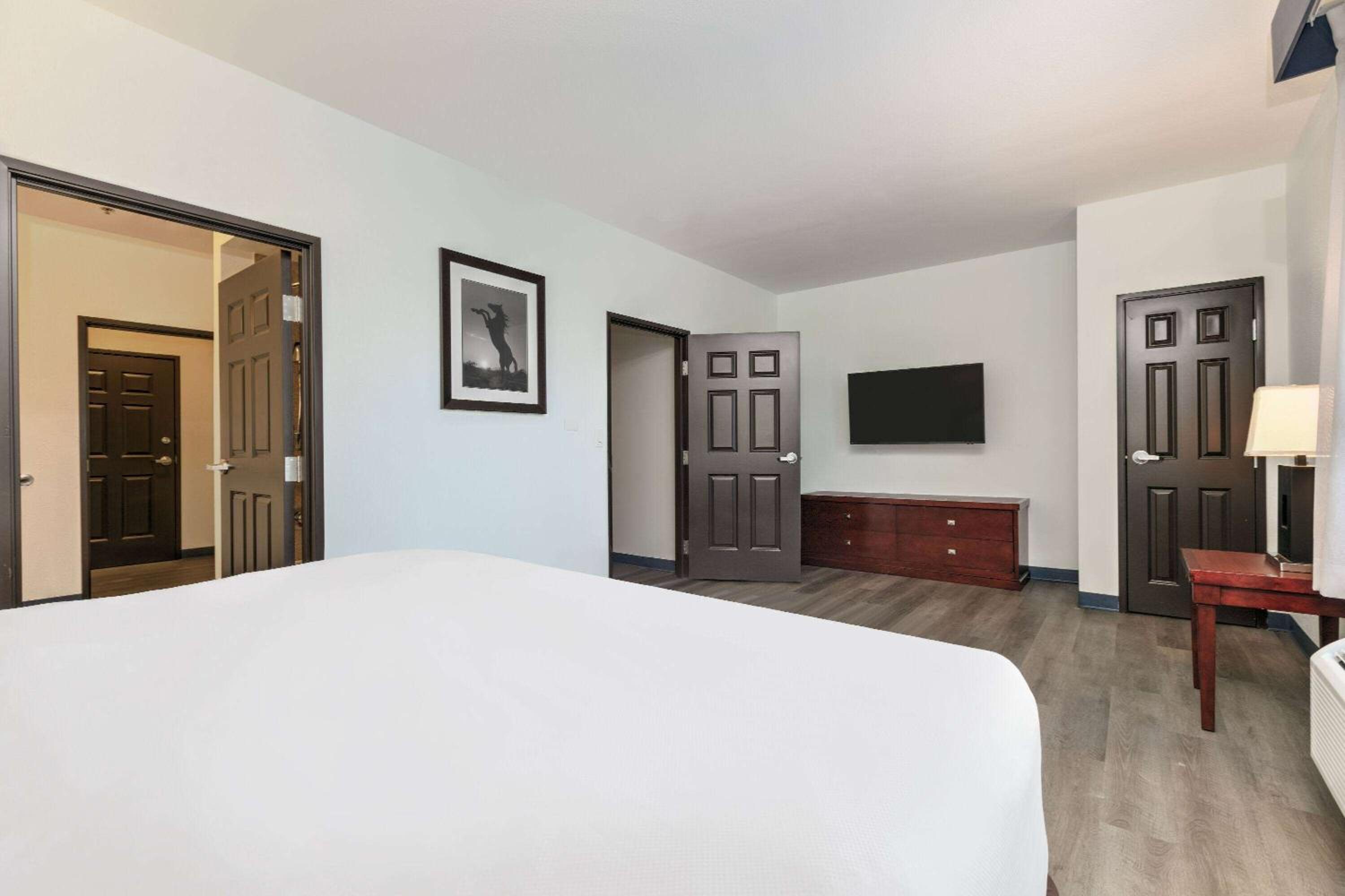 Deluxe King Suite with Mobility/Hearing Impaired Access - Non-Smoking