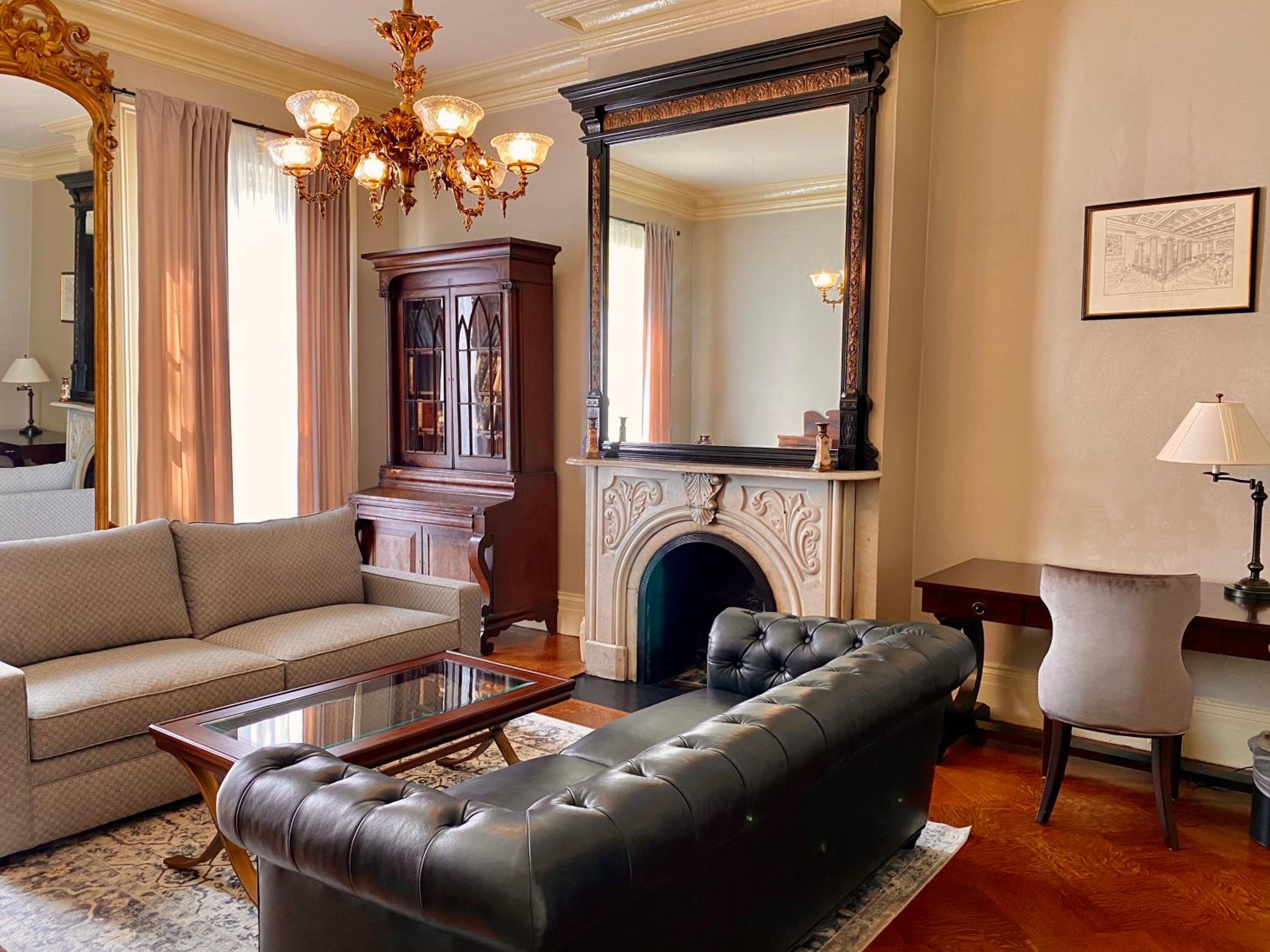 Suite - Photo 1