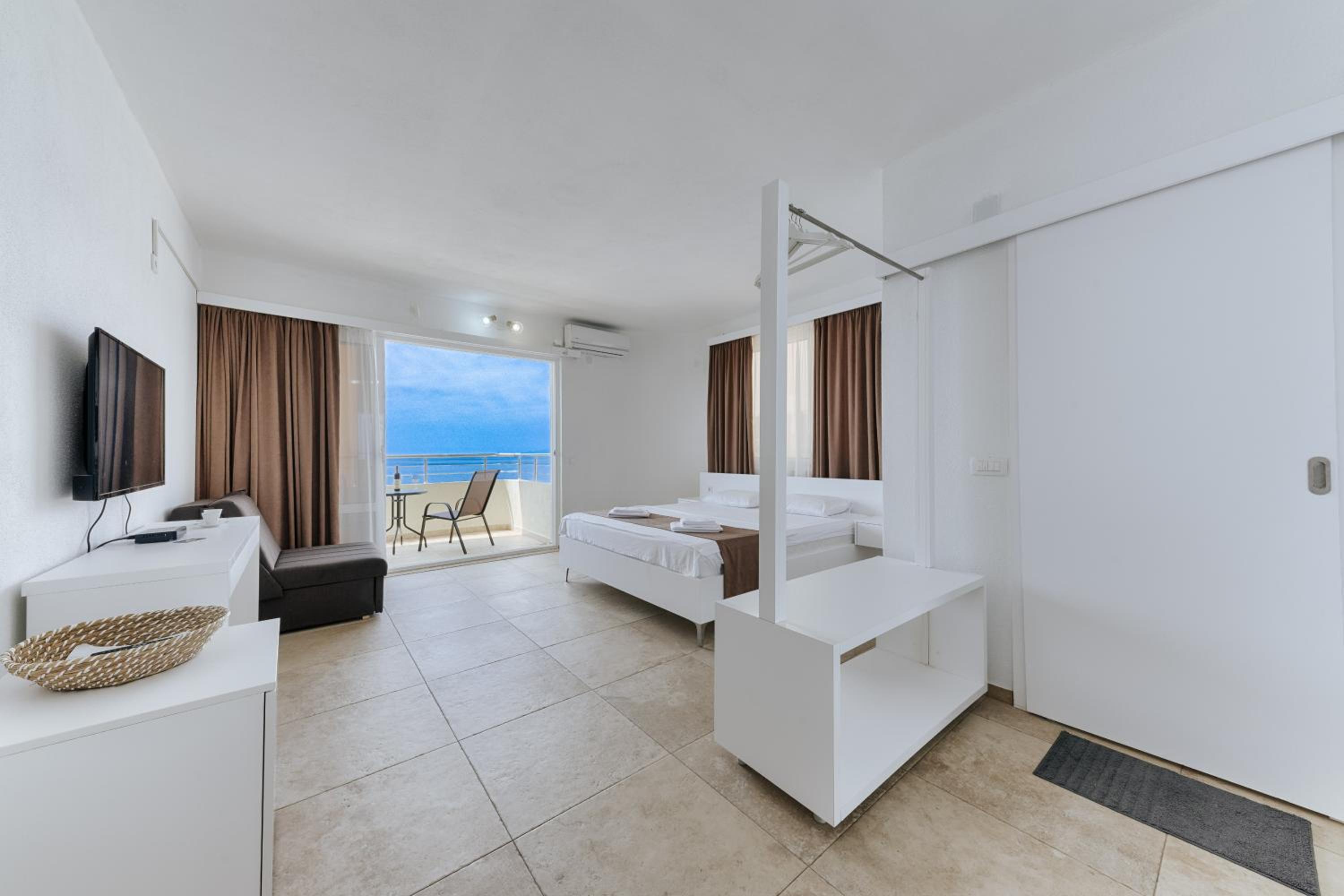 Deluxe Triple Room with Sea View photo 1