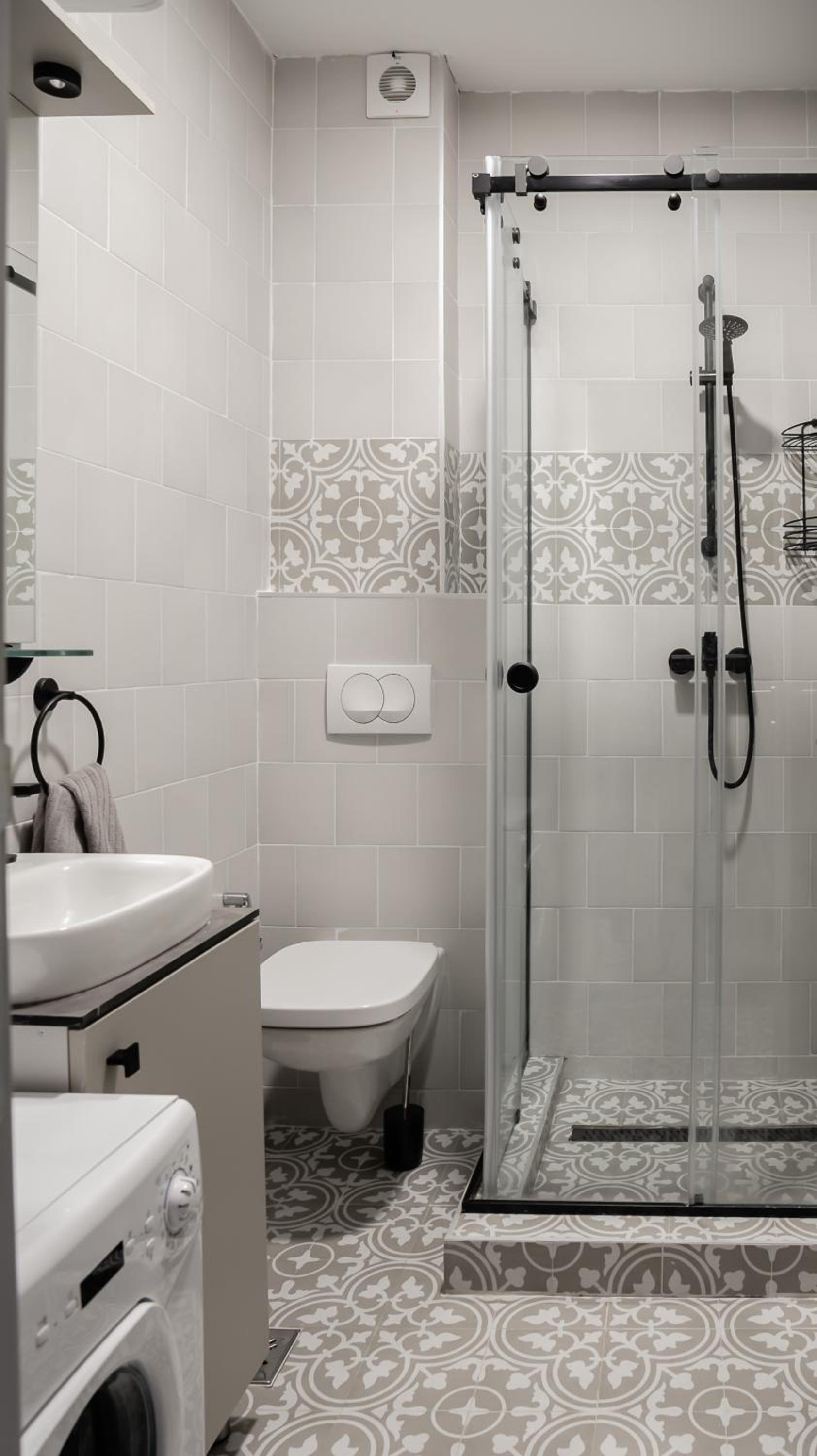 One-Bedroom Apartment with Free Parking - Photo 6