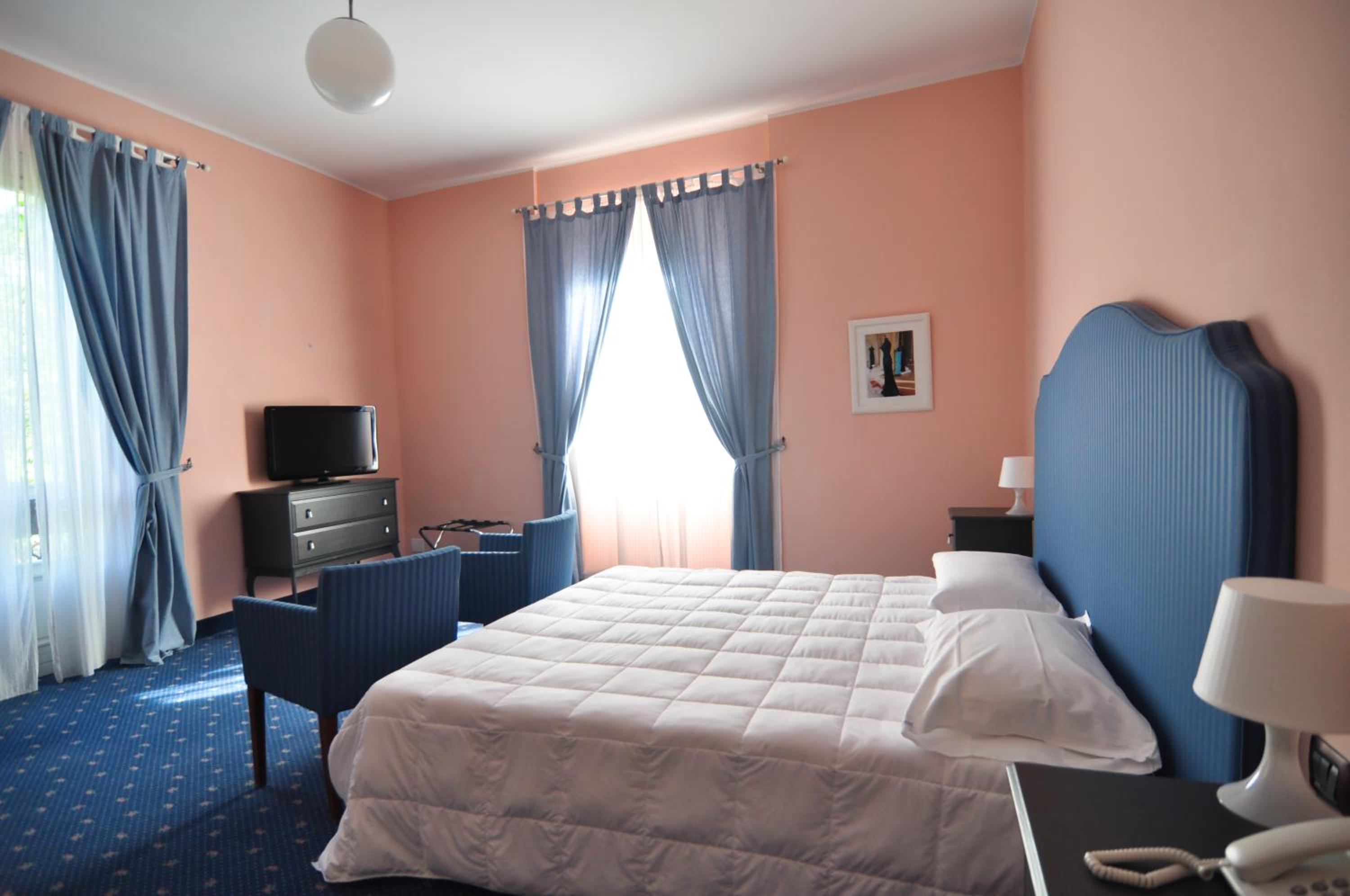 Two Connecting Rooms (4 Adults) photo 1