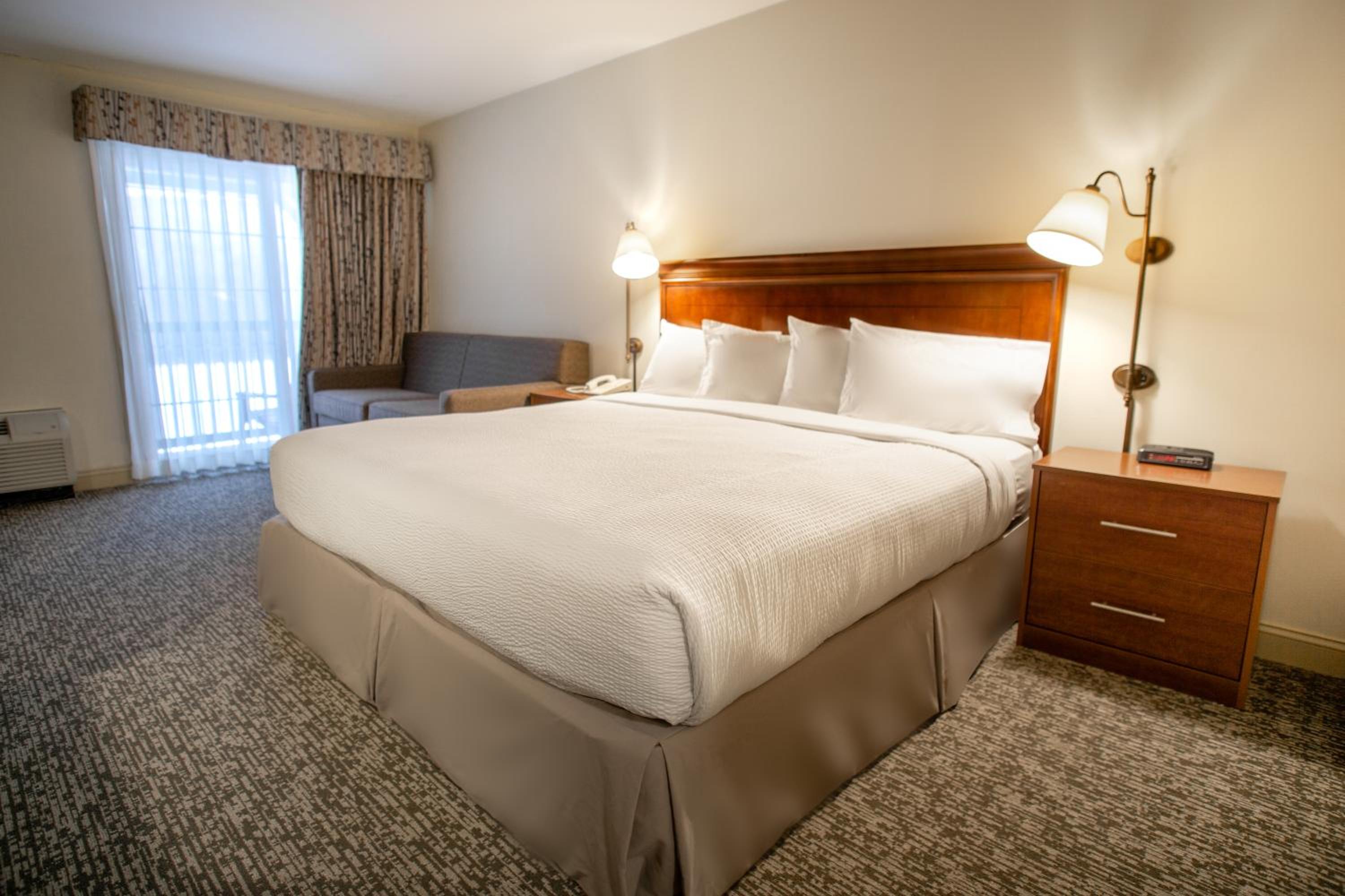 King Room with Mountain View, Non-Smoking