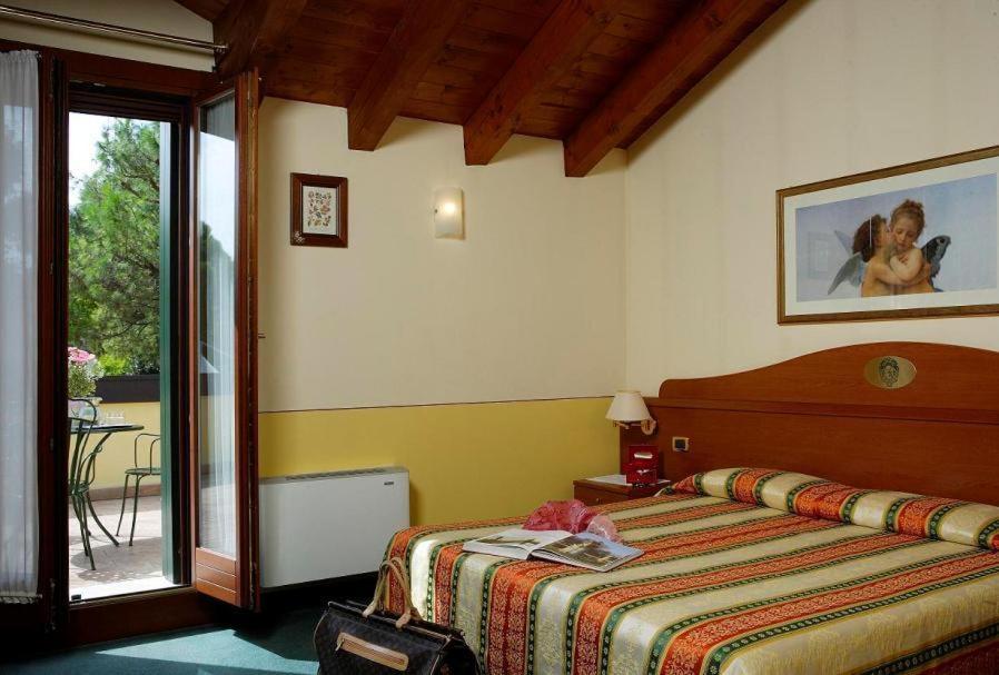 Double or Twin Room - Photo 7