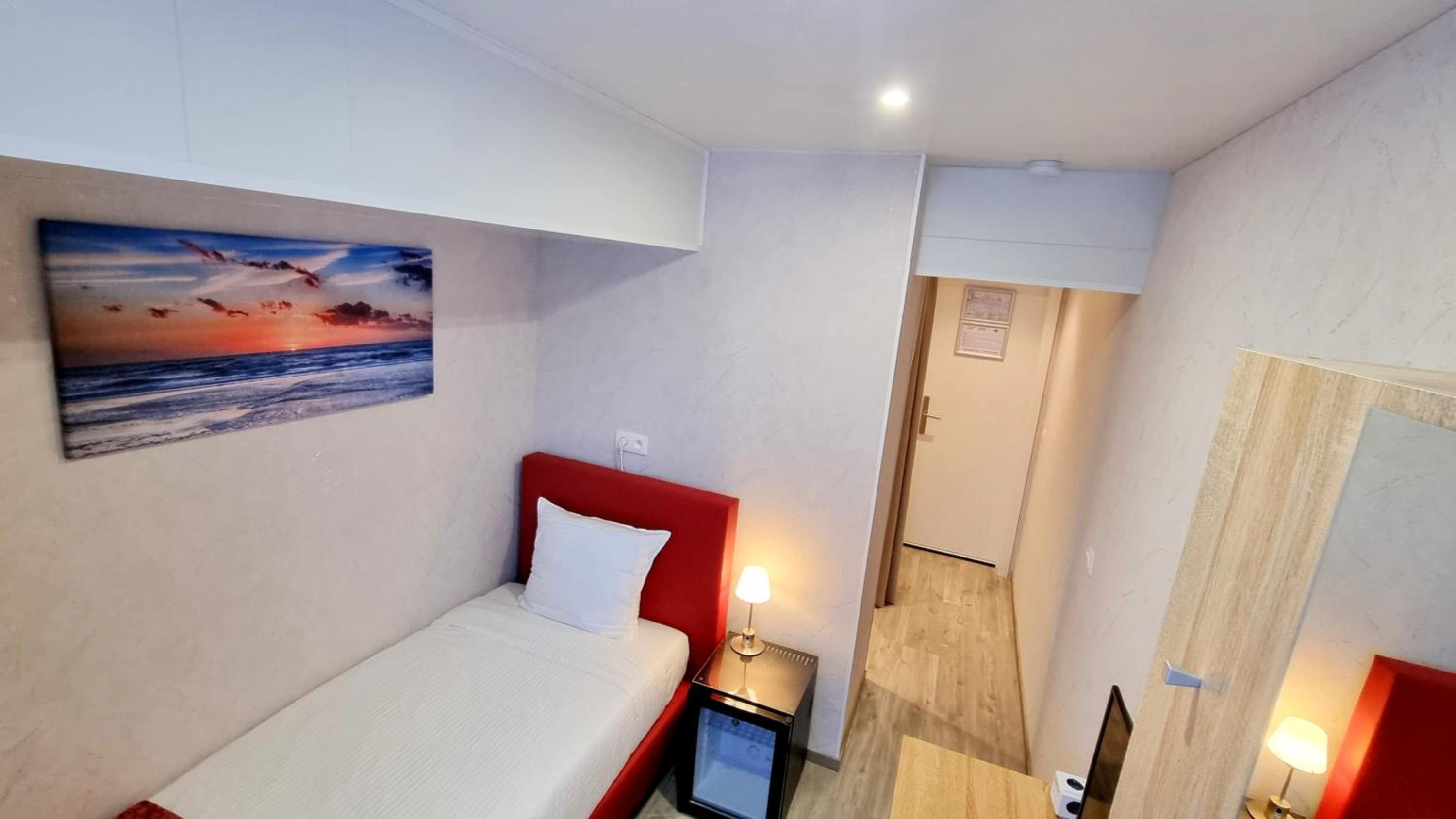 Small Single Room photo 2