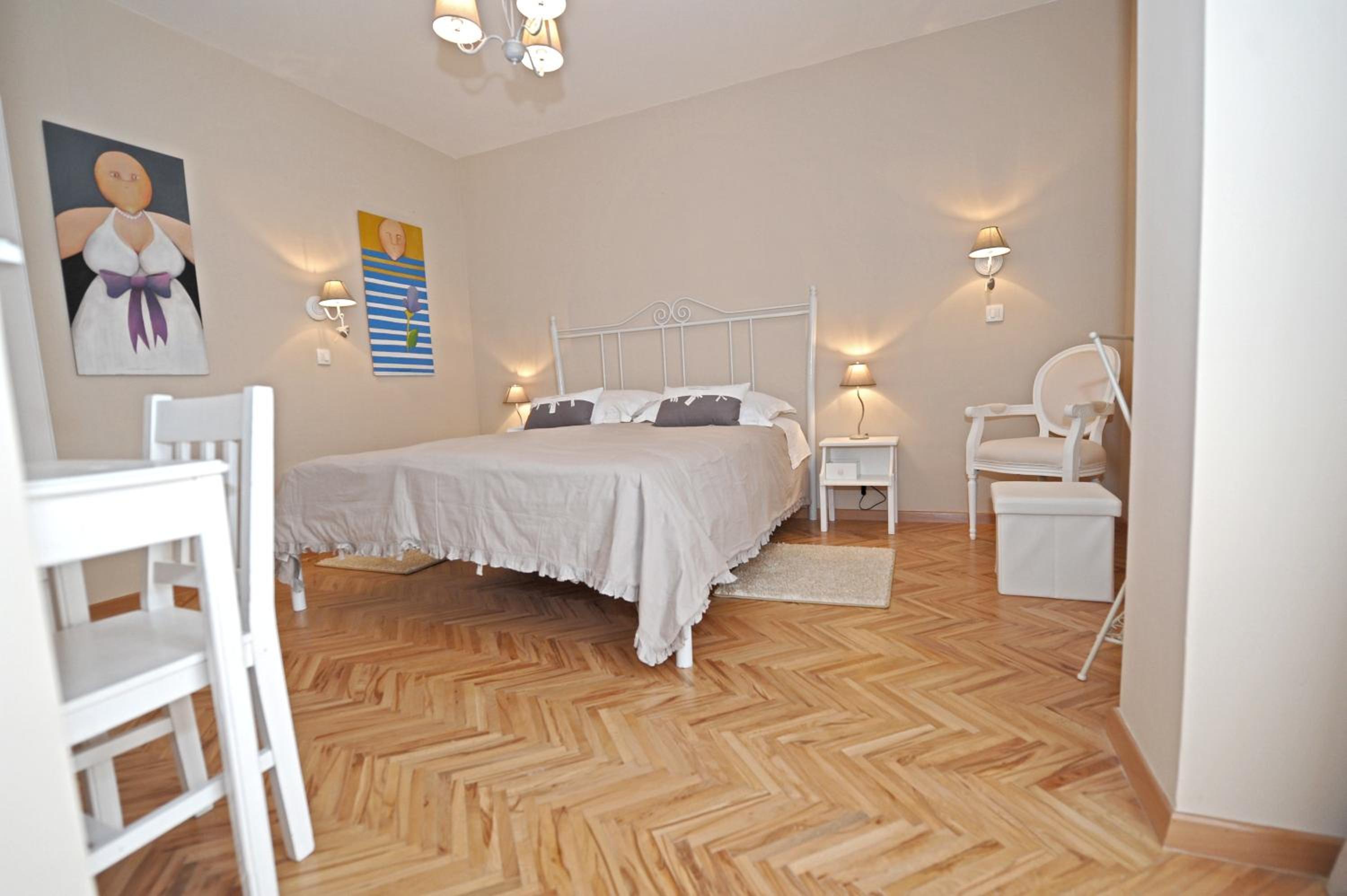 One-Bedroom Apartment - Photo 8