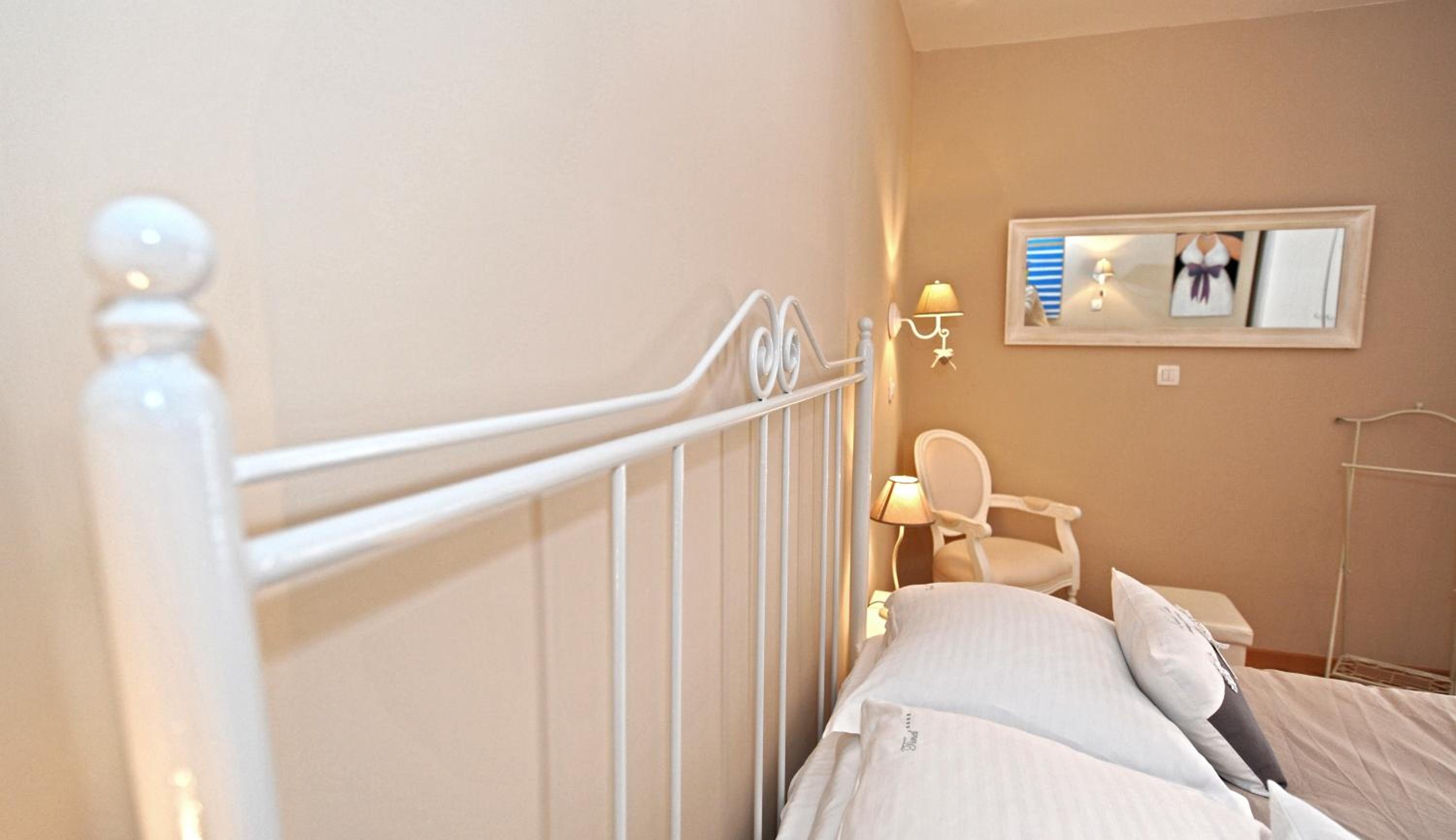 One-Bedroom Apartment - Photo 12