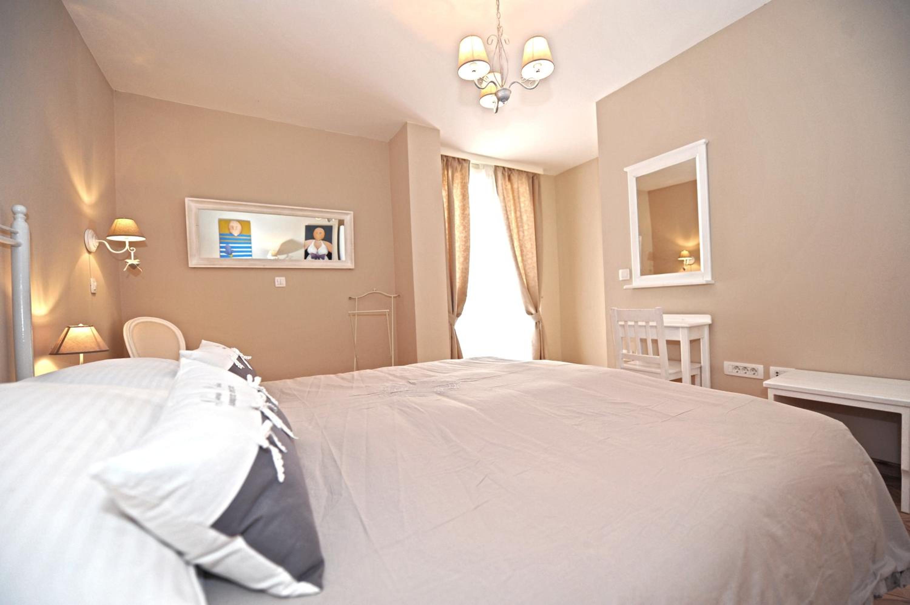 One-Bedroom Apartment - Photo 6