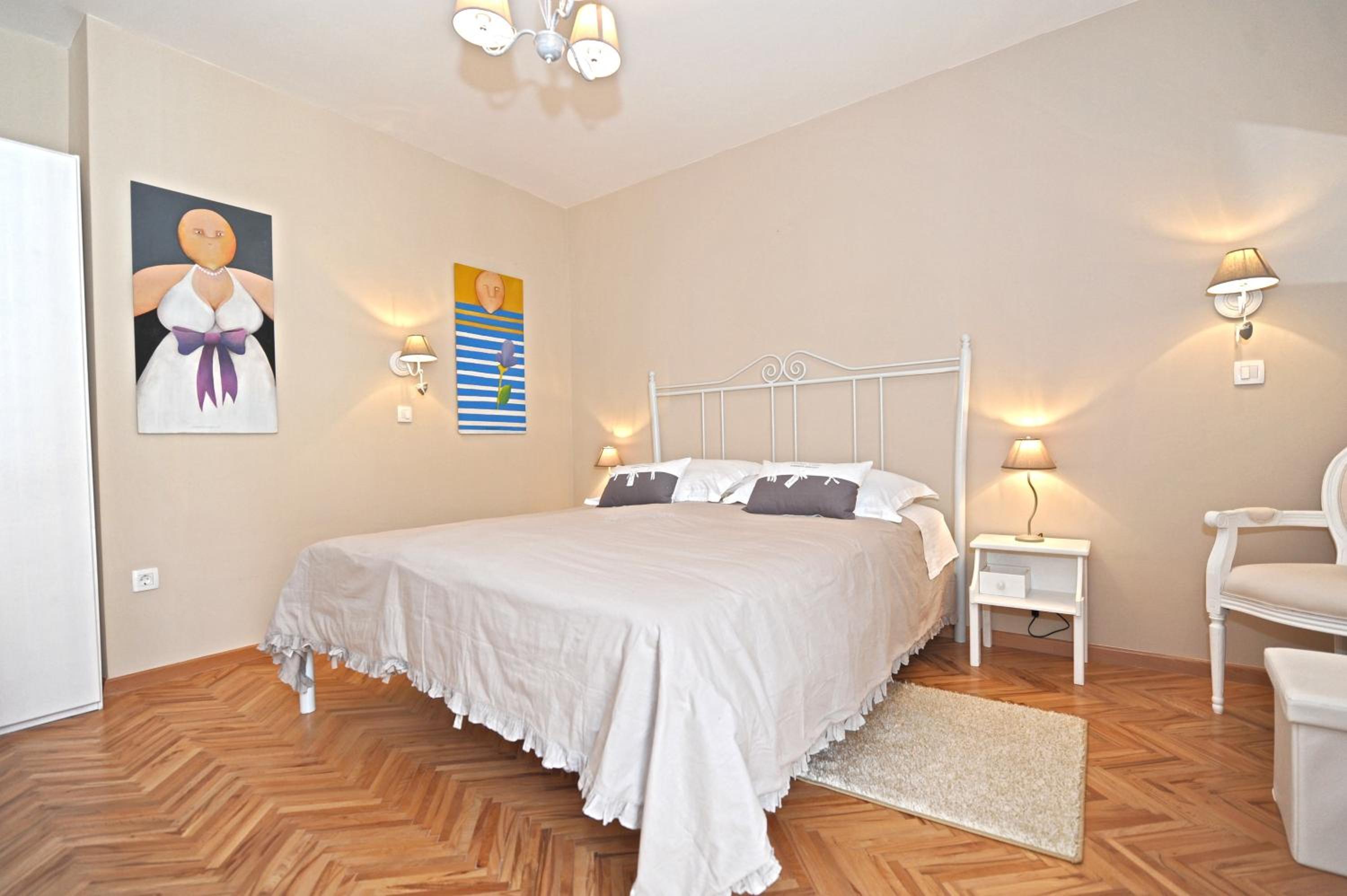 One-Bedroom Apartment - Photo 7