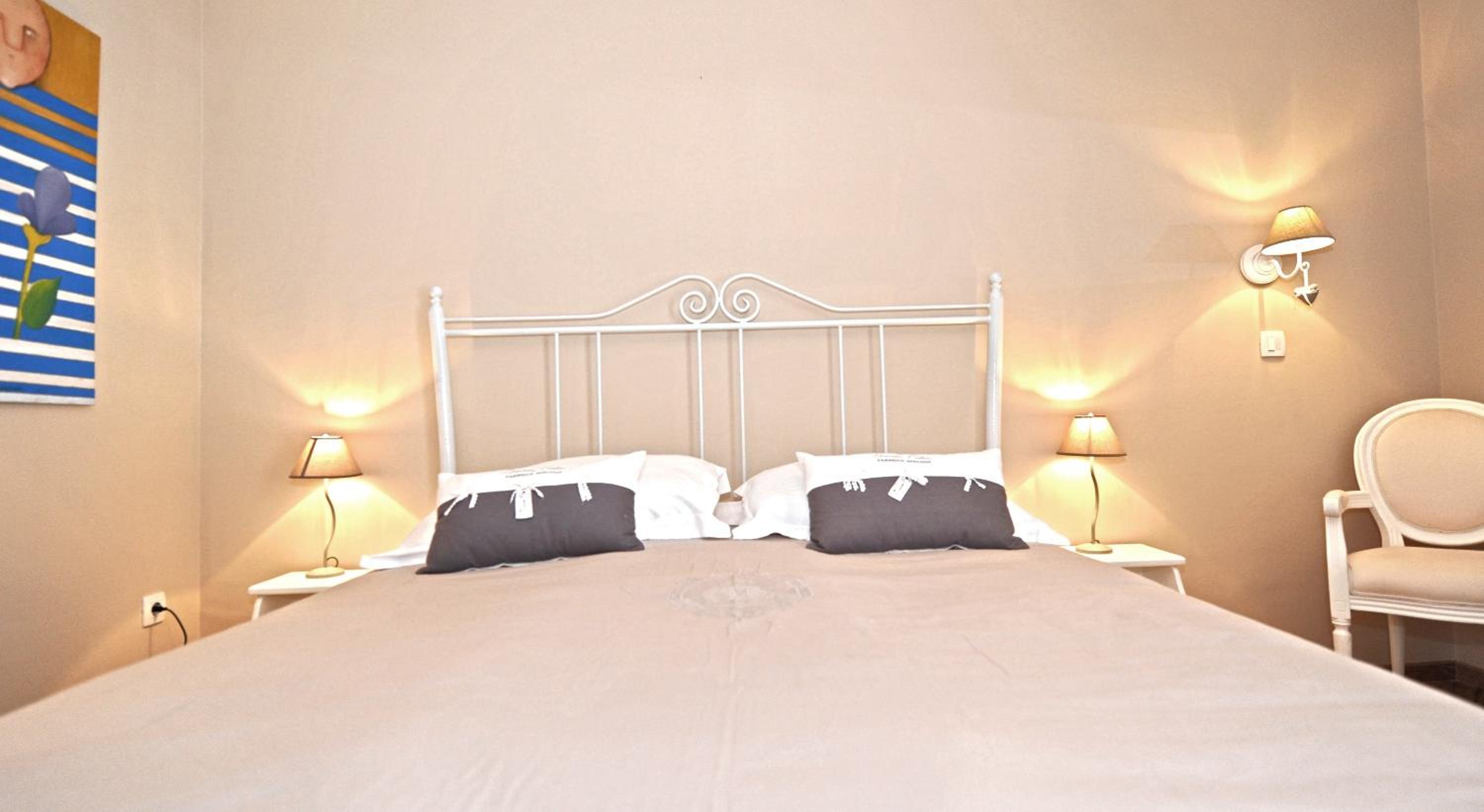 One-Bedroom Apartment - Photo 1
