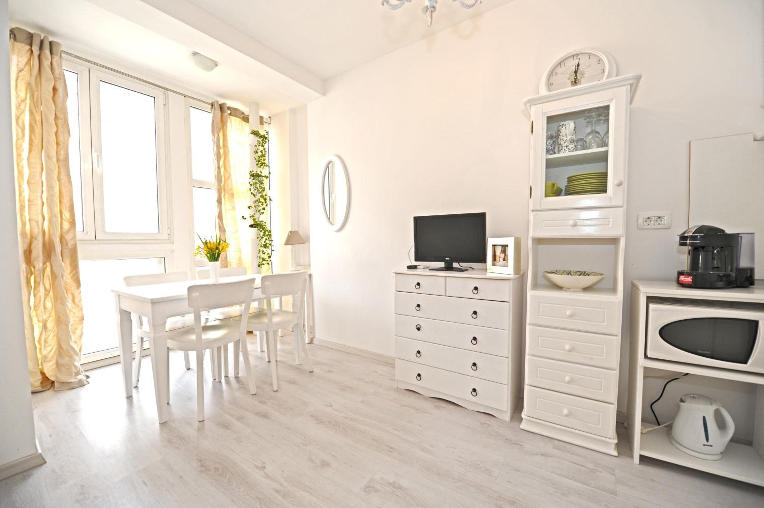 One-Bedroom Apartment - Photo 5