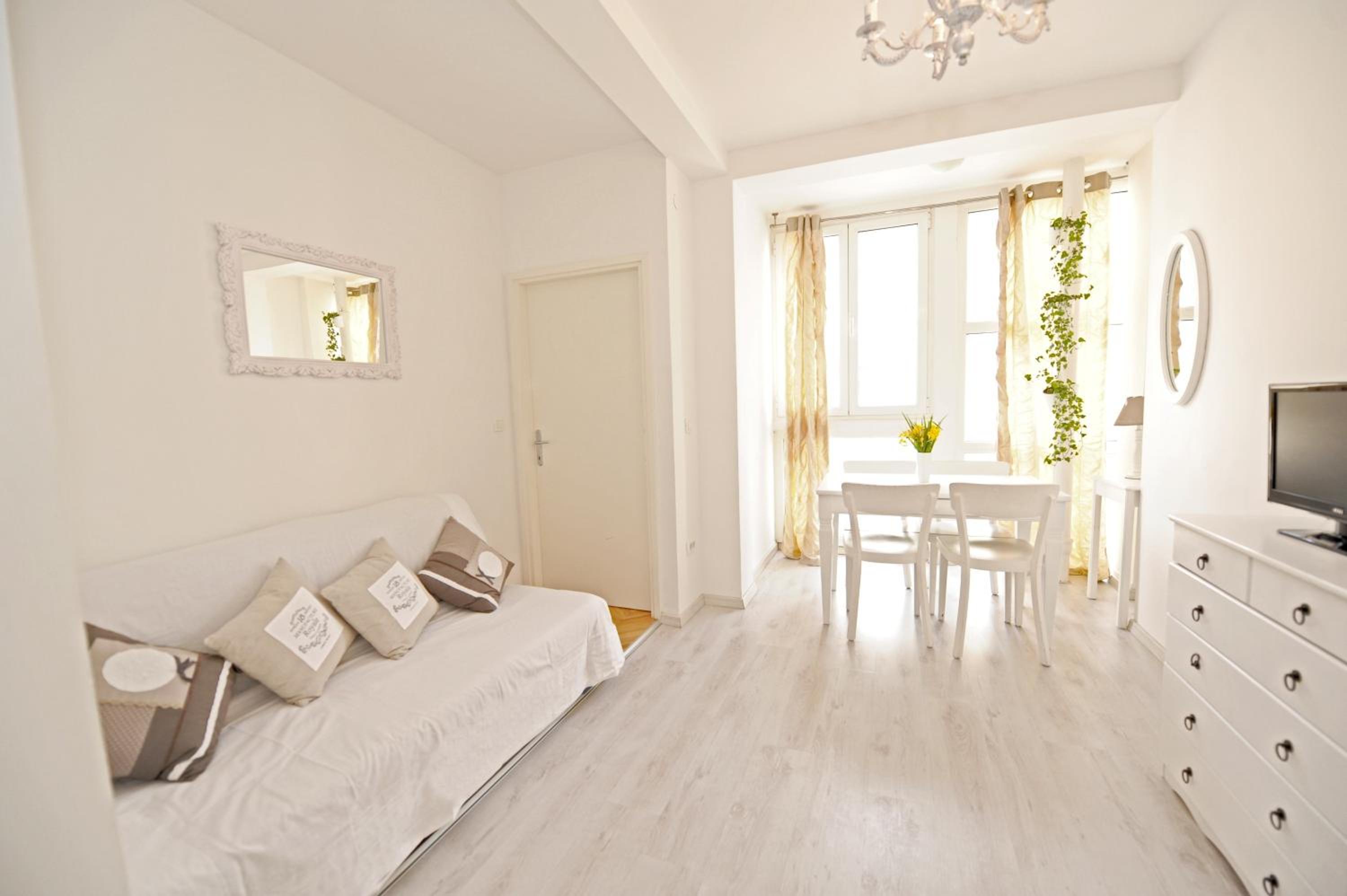One-Bedroom Apartment - Photo 11