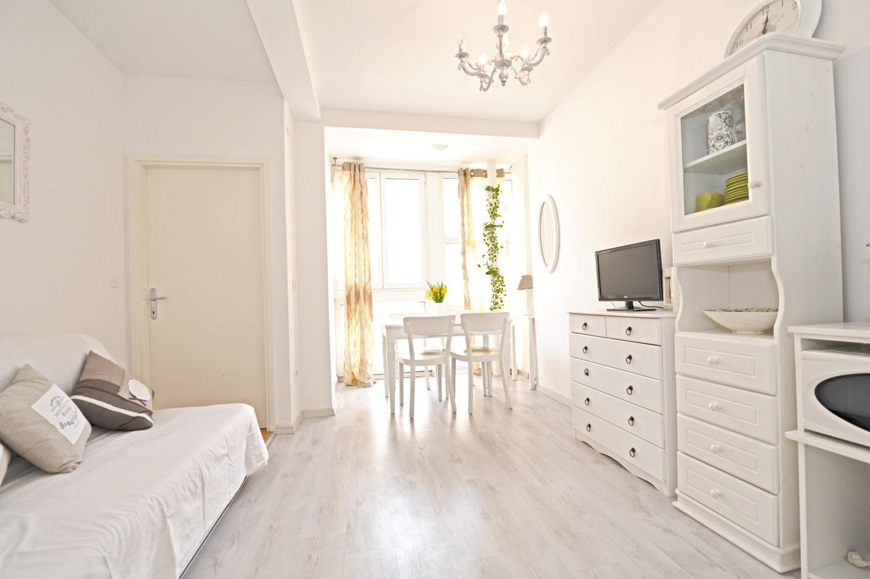 One-Bedroom Apartment - Photo 4