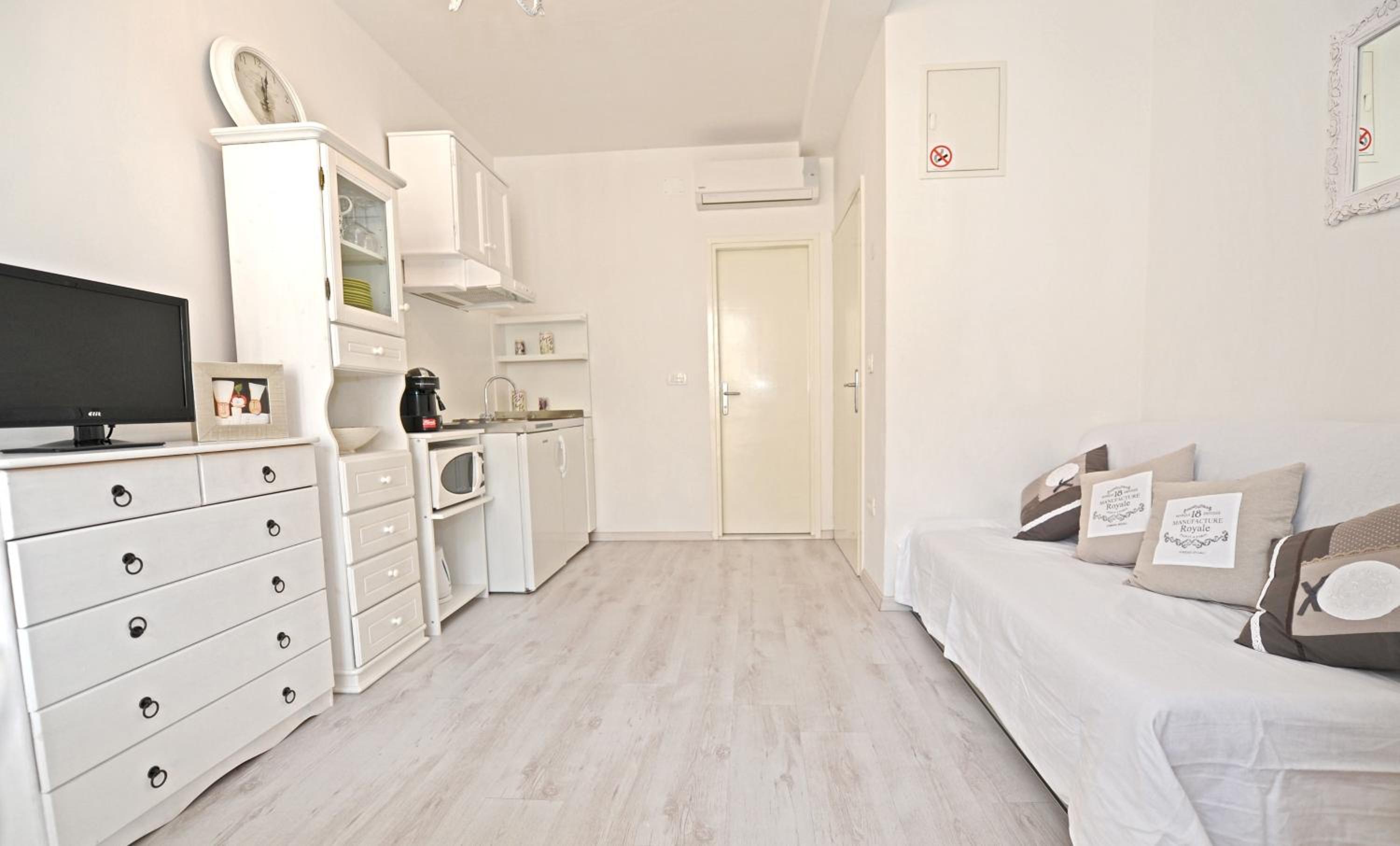 One-Bedroom Apartment - Photo 2