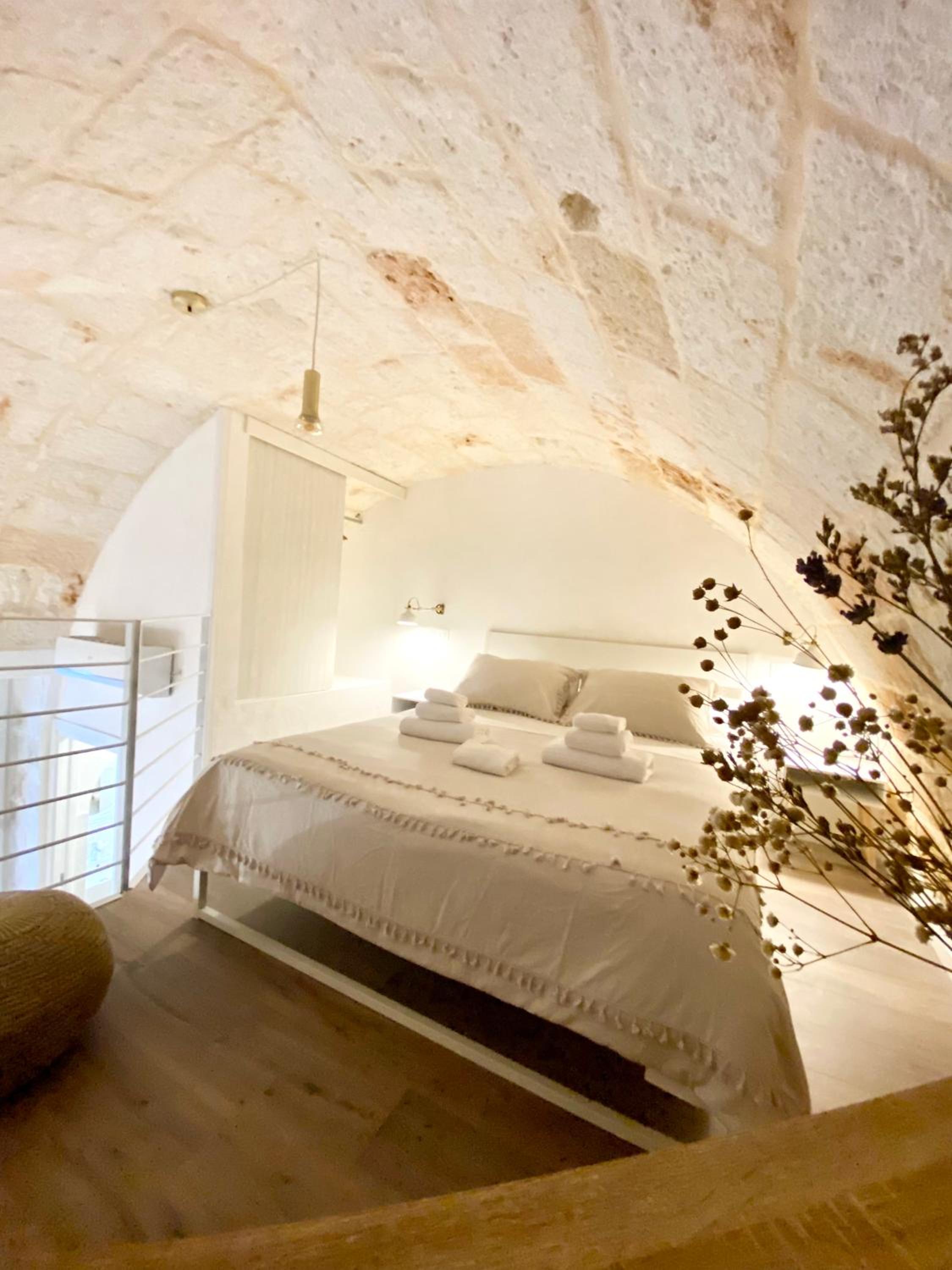 Double Room with Spa Bath - Photo 17