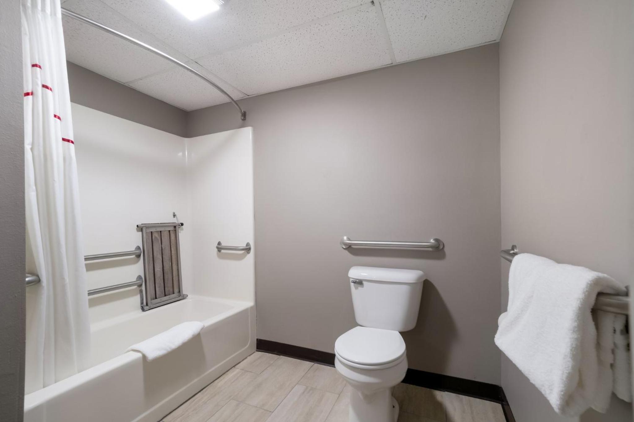 Deluxe King Room Disability Accessible Non-Smoking - Photo 5