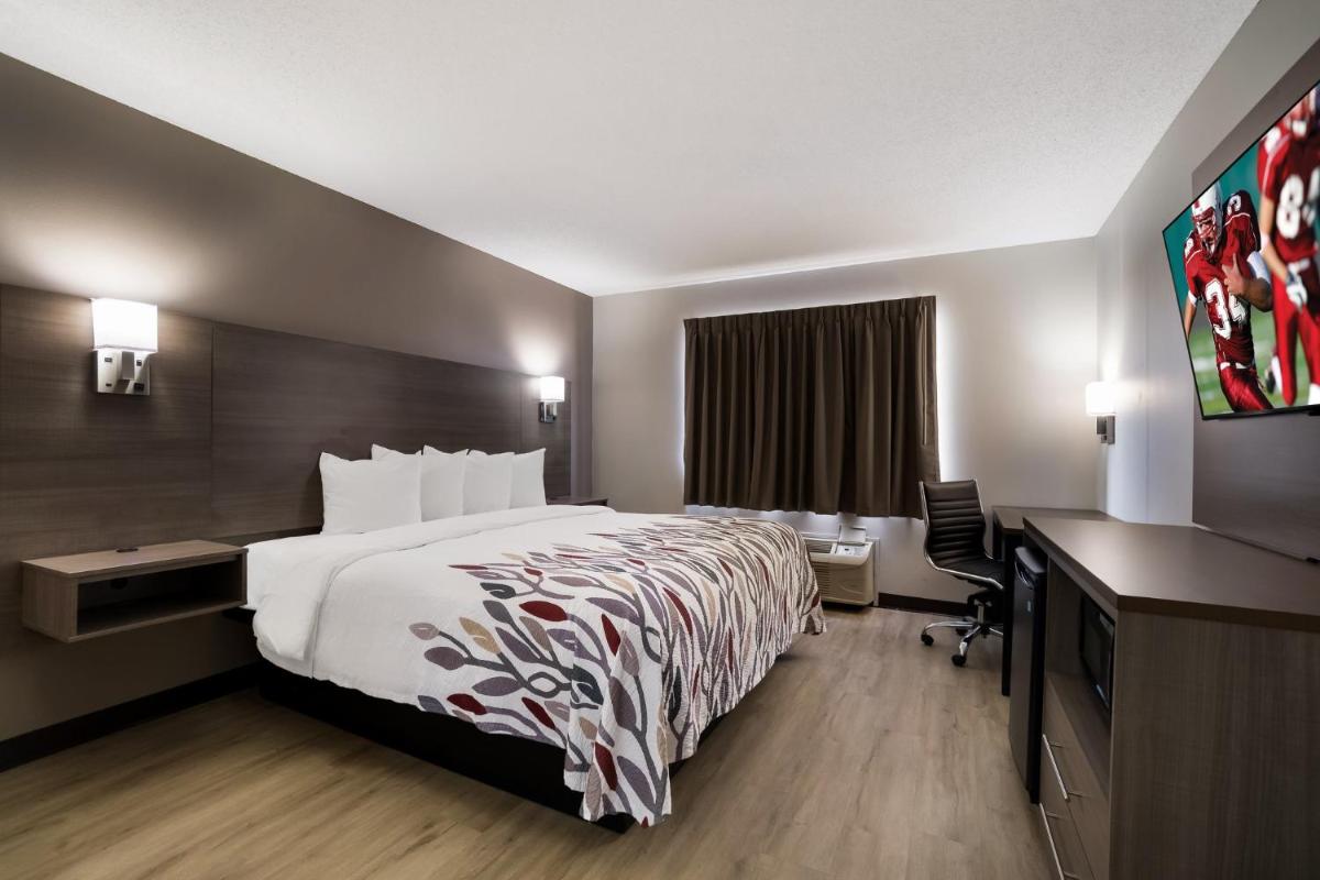 Deluxe King Room Disability Accessible Non-Smoking - Photo 1