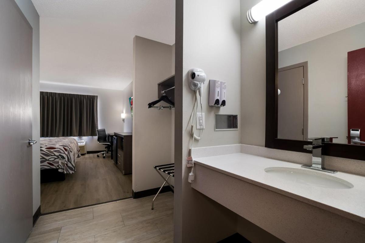 Deluxe King Room Disability Accessible Non-Smoking - Photo 4