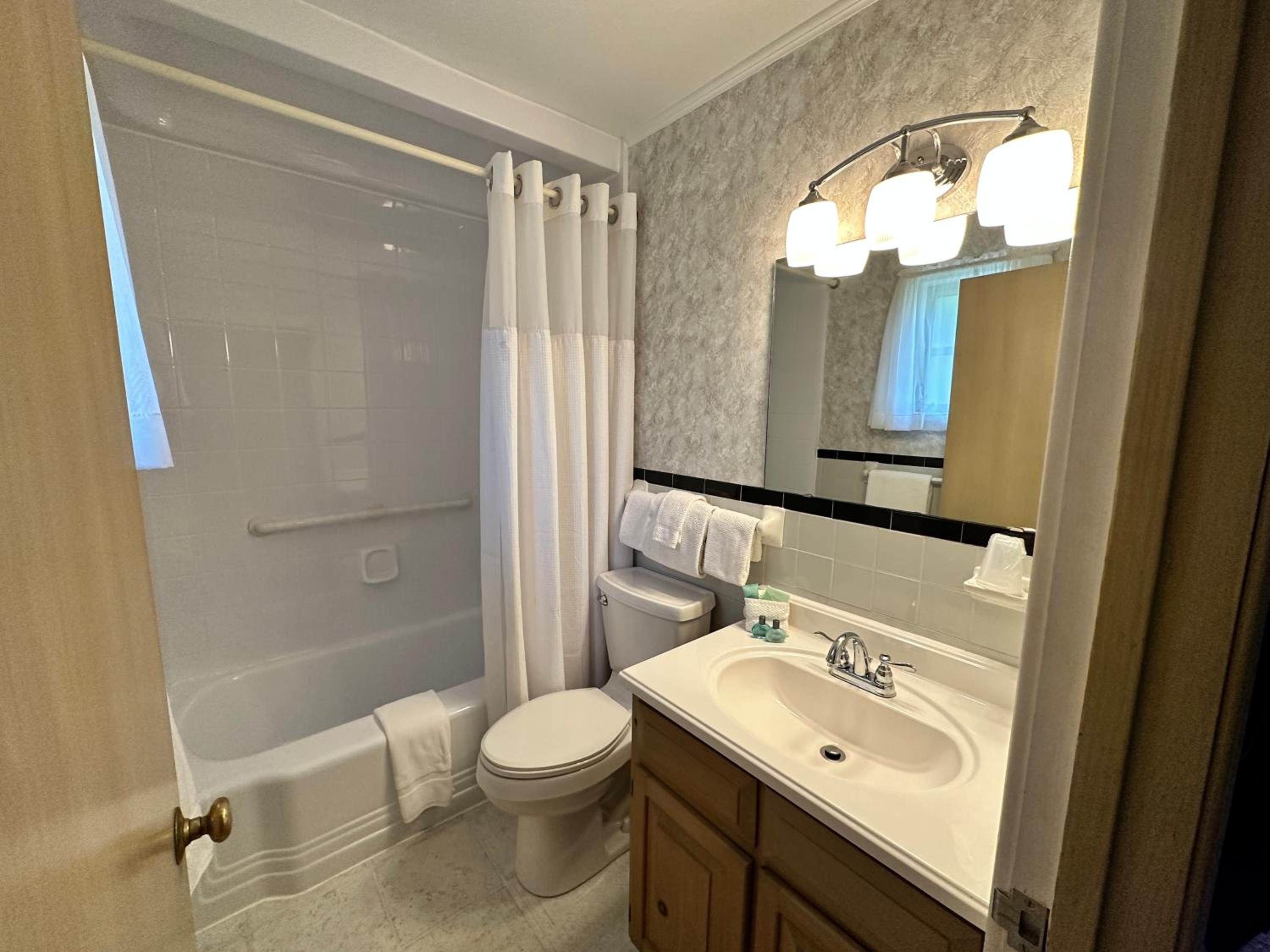 Standard Queen Room with Two Queen Beds - Photo 4