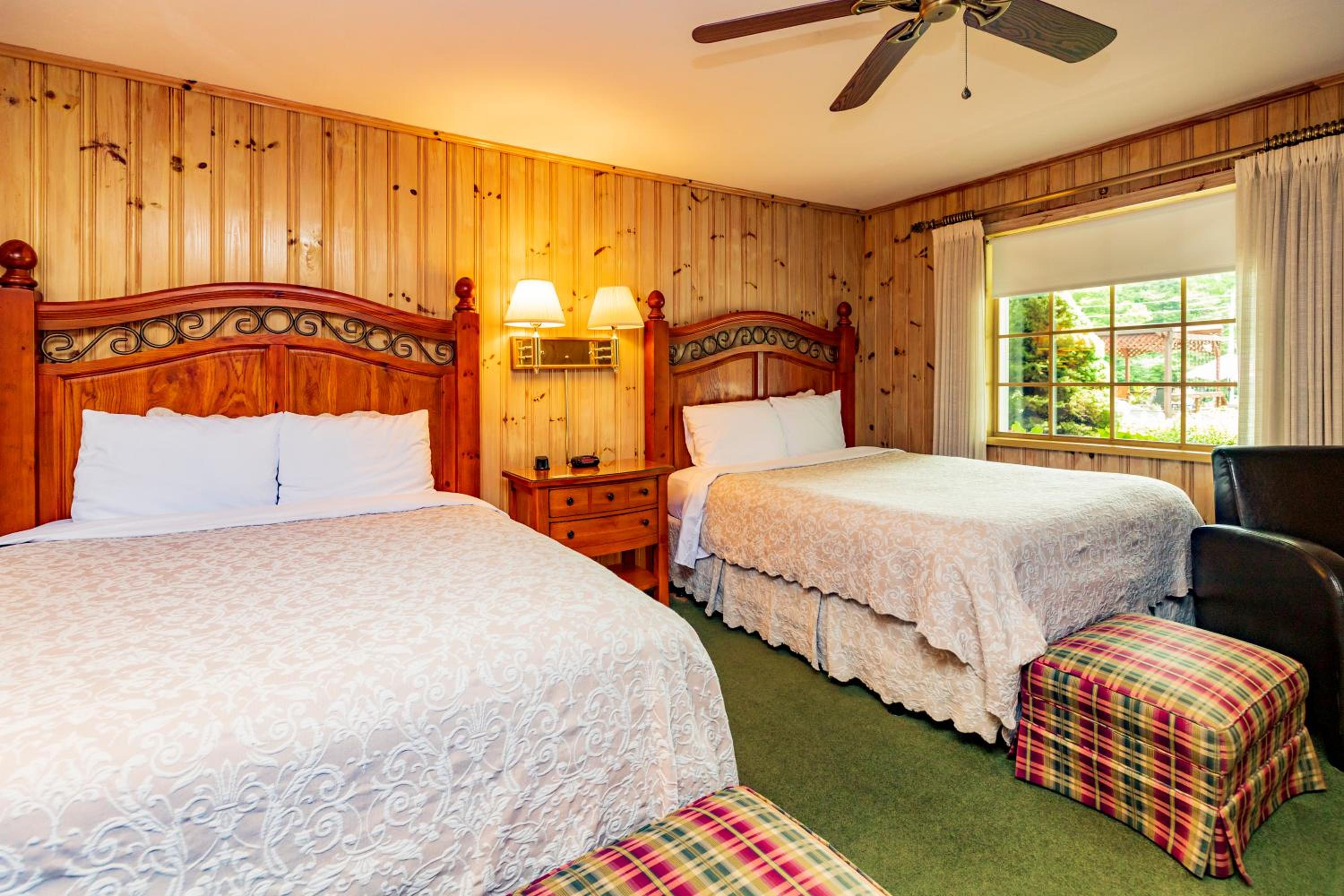 Standard Queen Room with Two Queen Beds - Photo 5