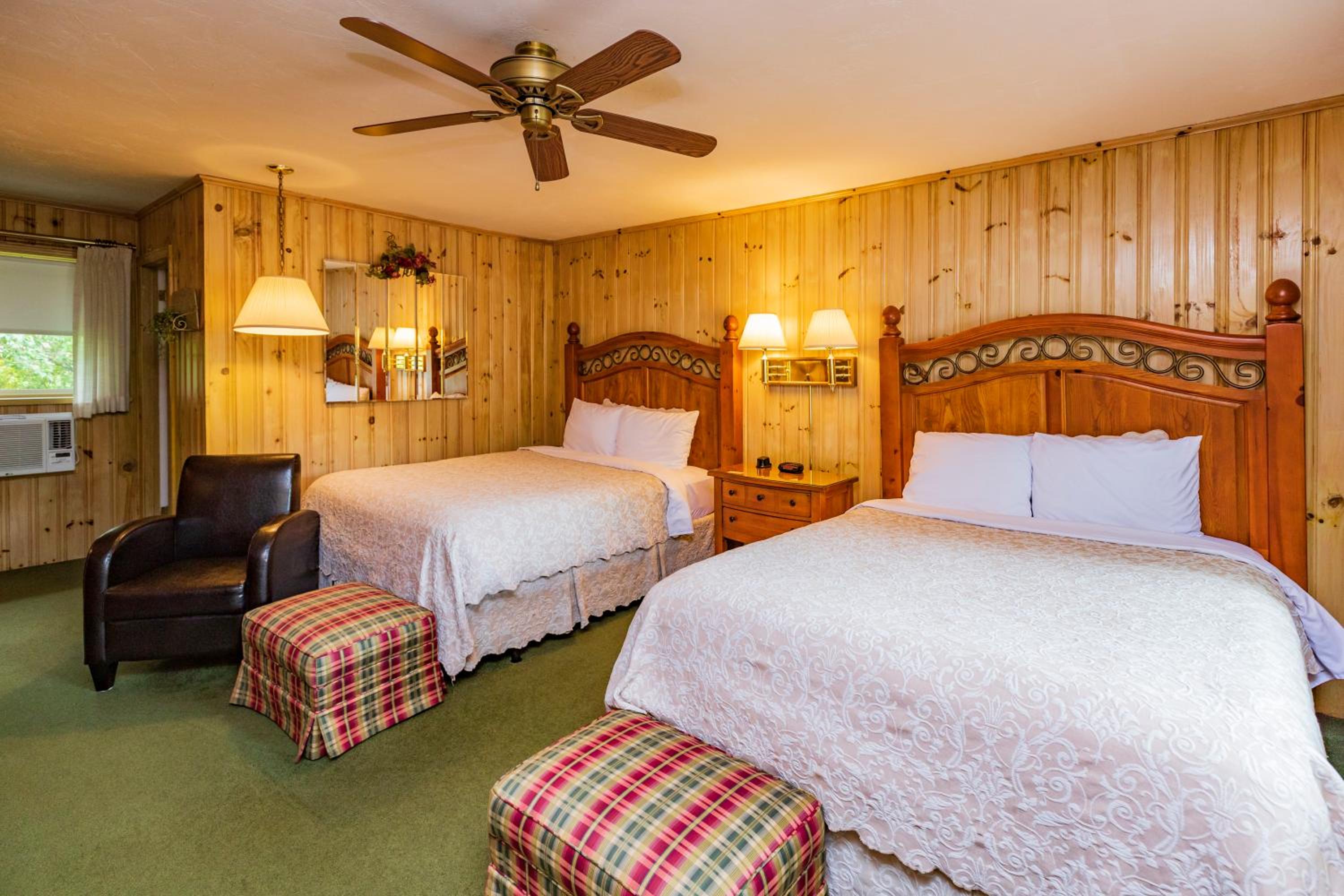 Standard Queen Room with Two Queen Beds - Photo 8