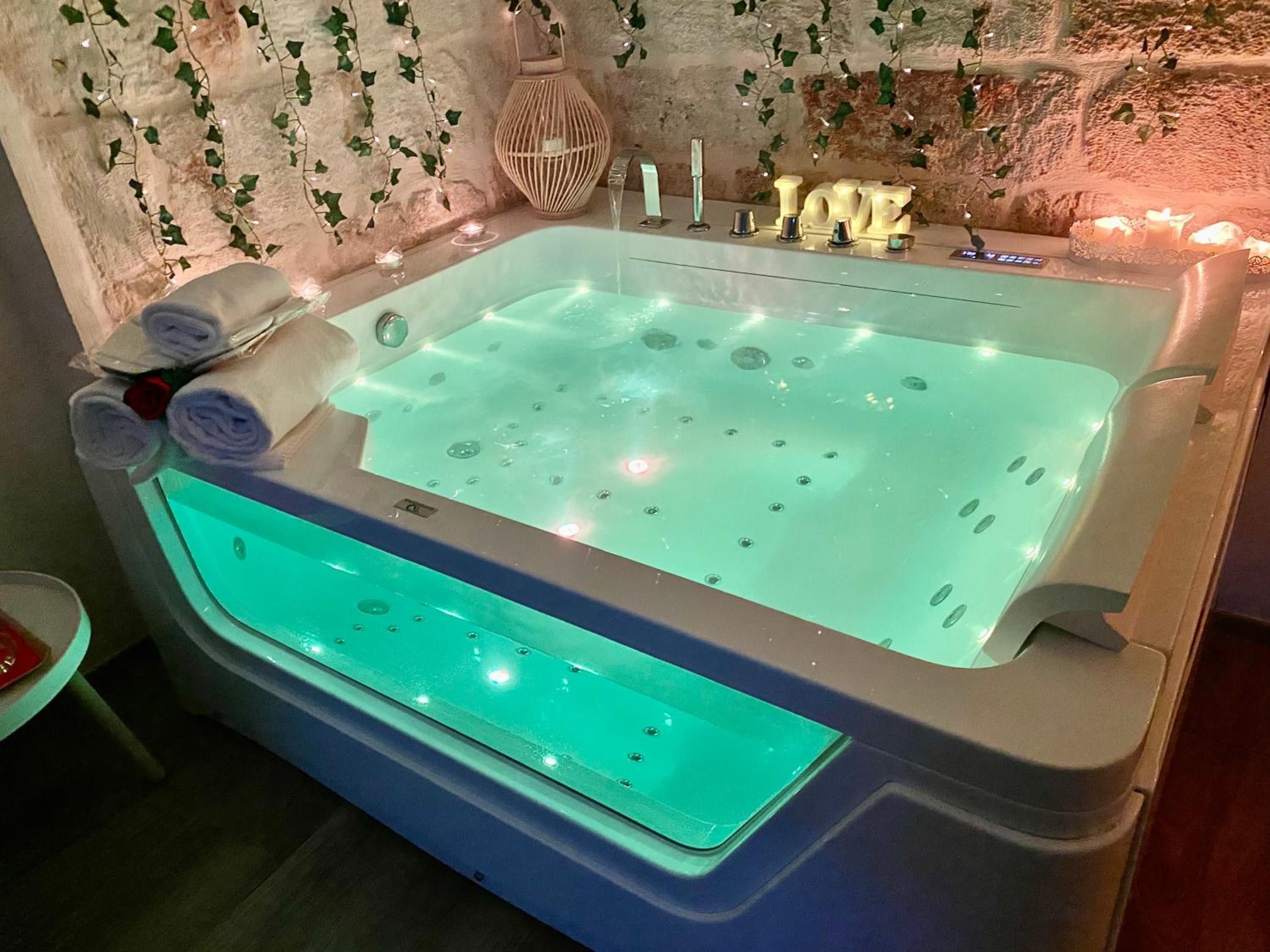 Double Room with Spa Bath - Photo 2
