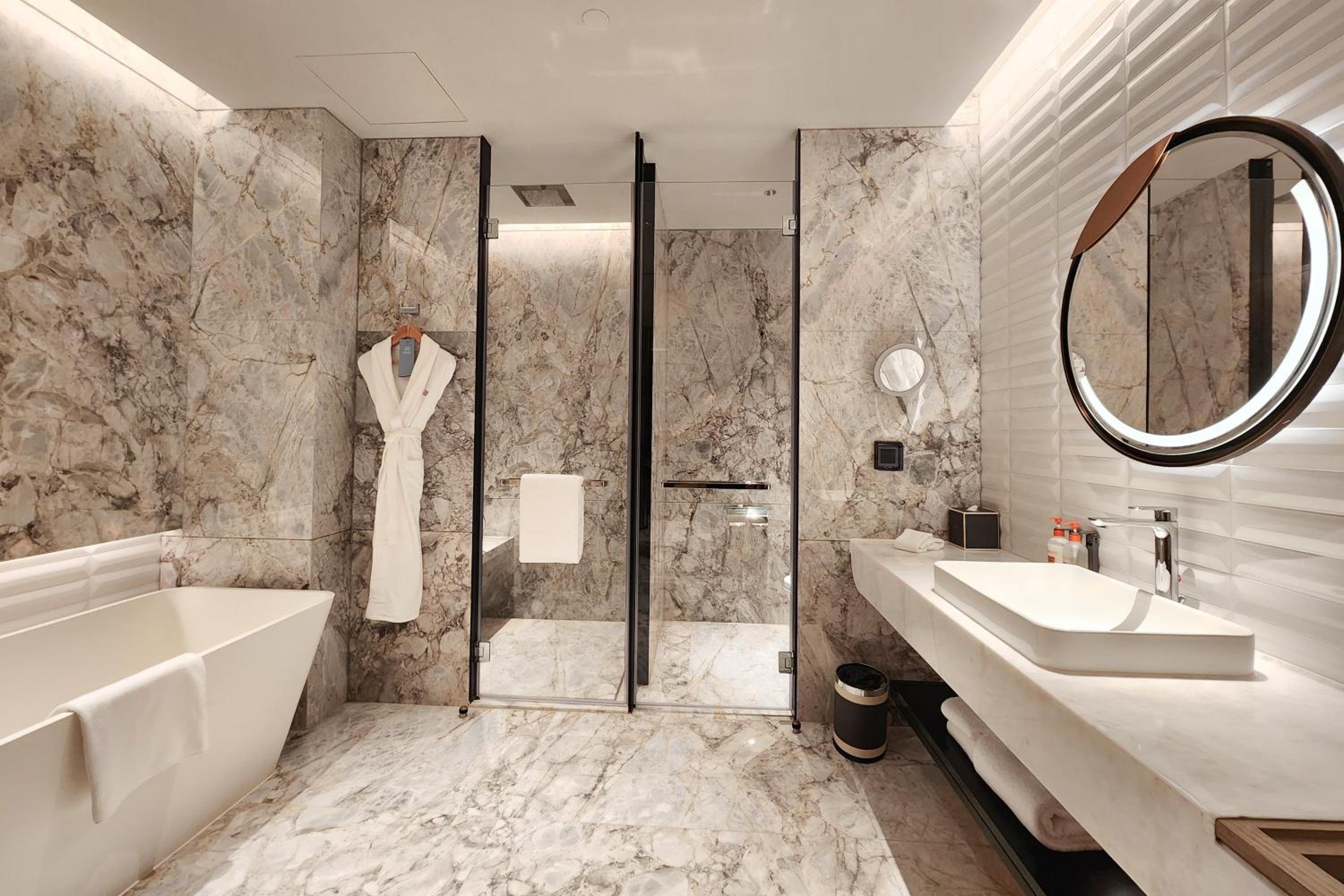 Standard King Room with River View - Photo 4
