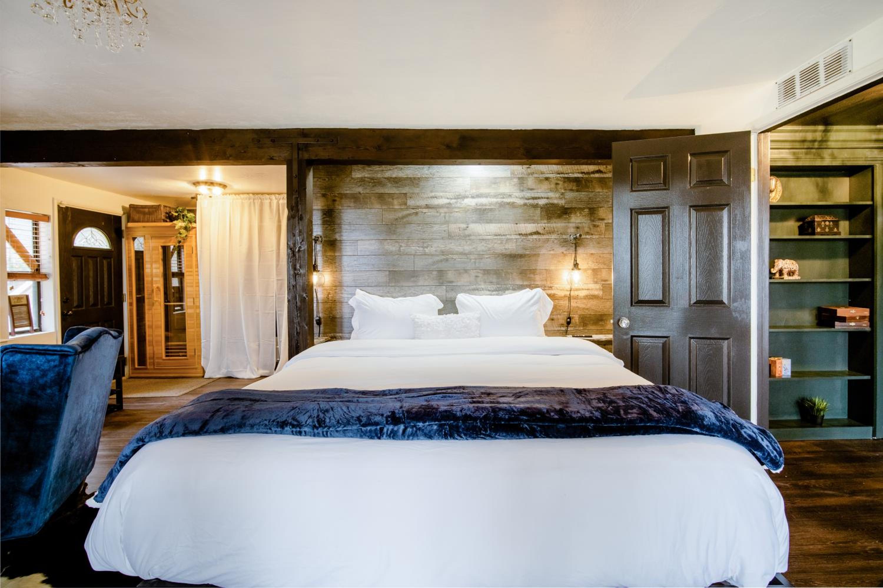 Three-Bedroom House - Photo 70