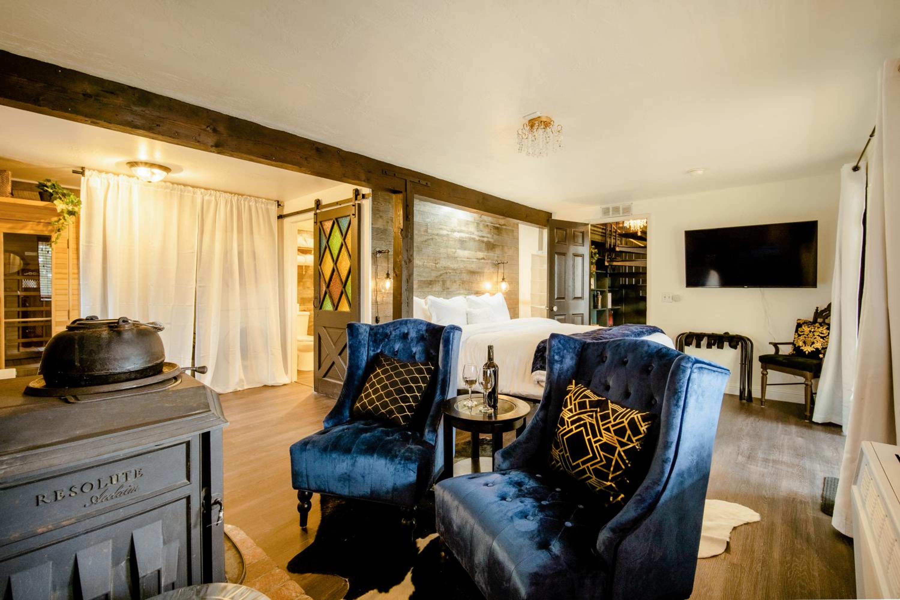 Three-Bedroom House - Photo 73