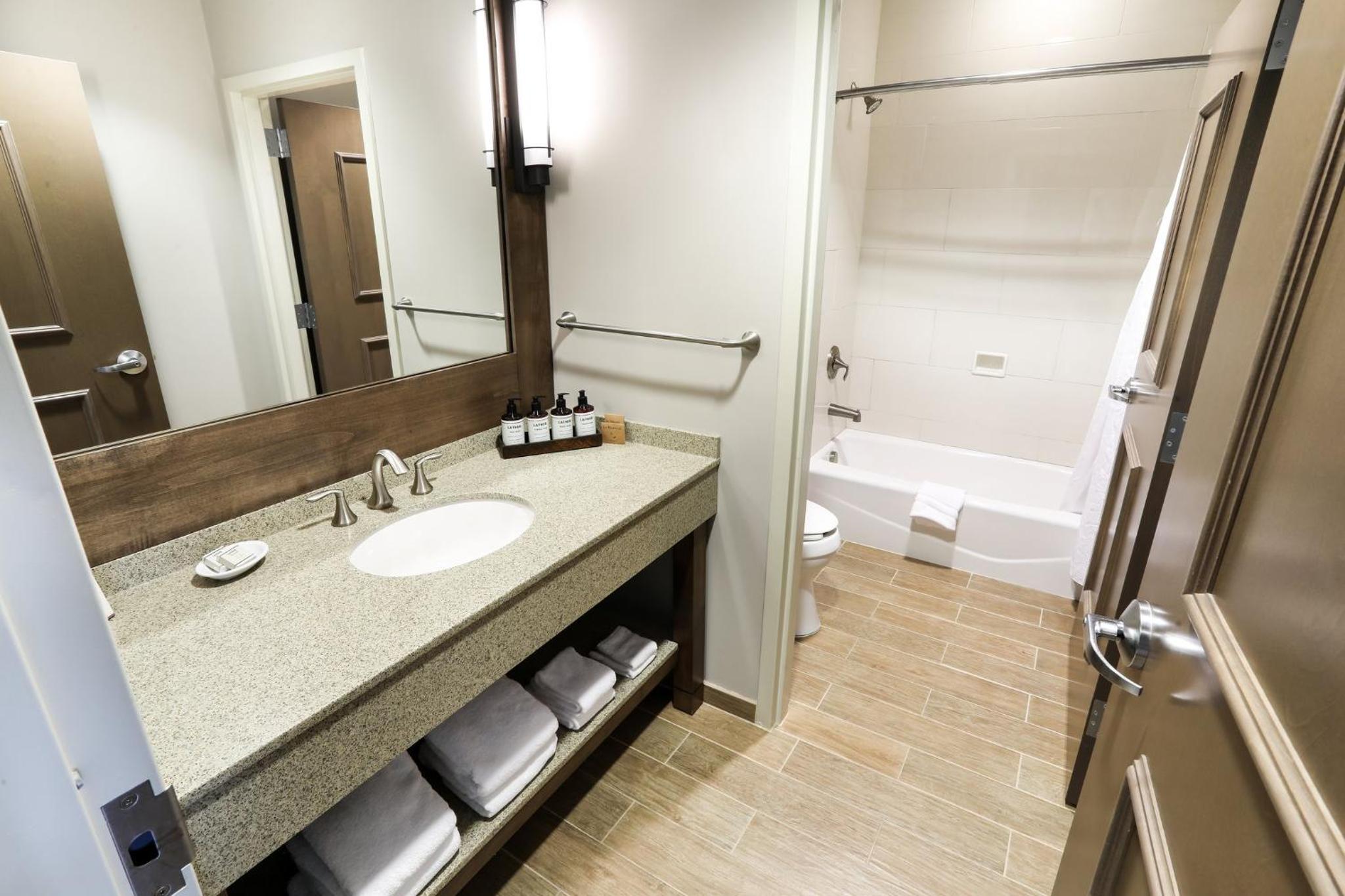Deluxe Double Room with Shower - Photo 6