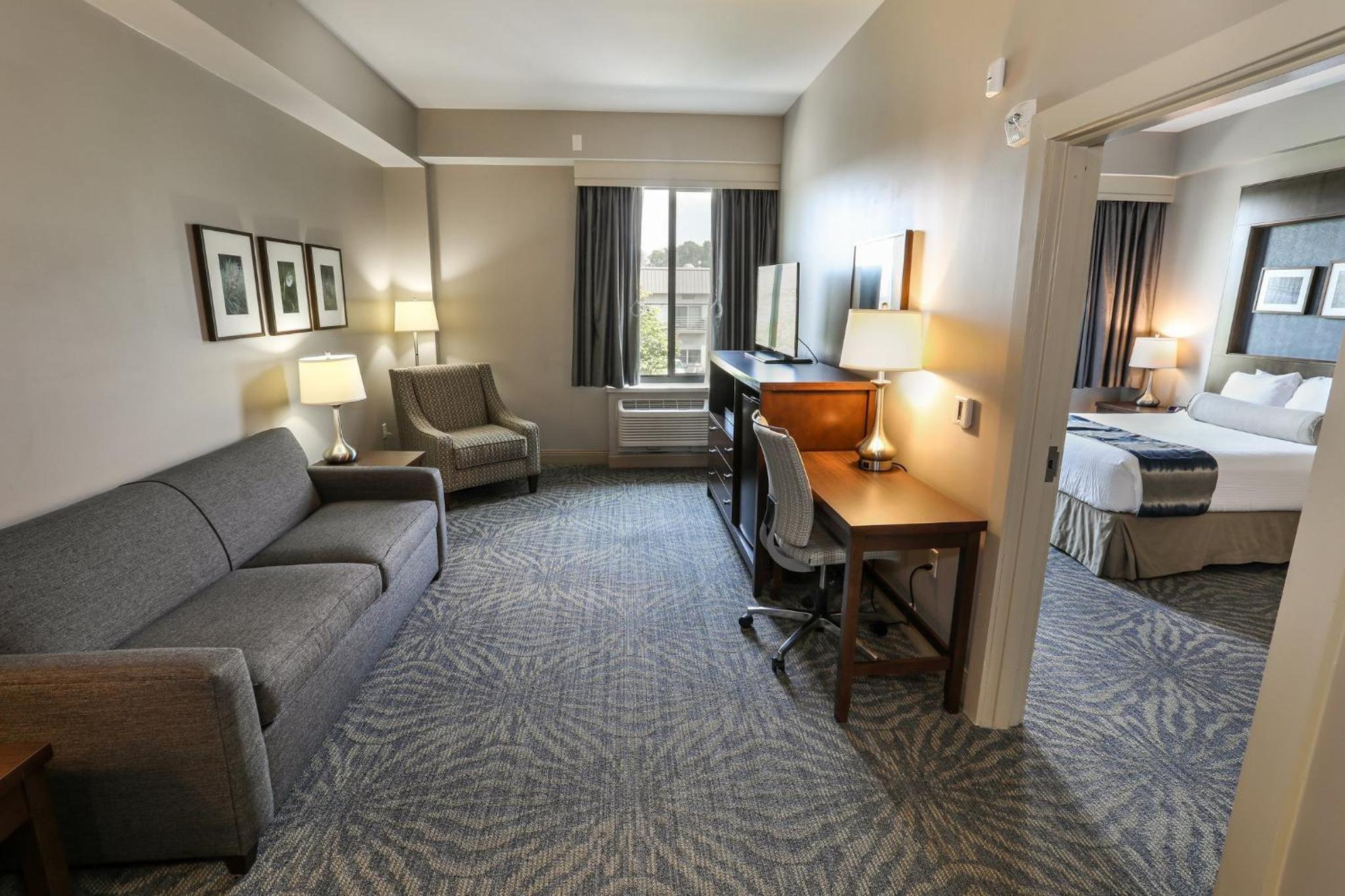 Queen Suite - Photo 2