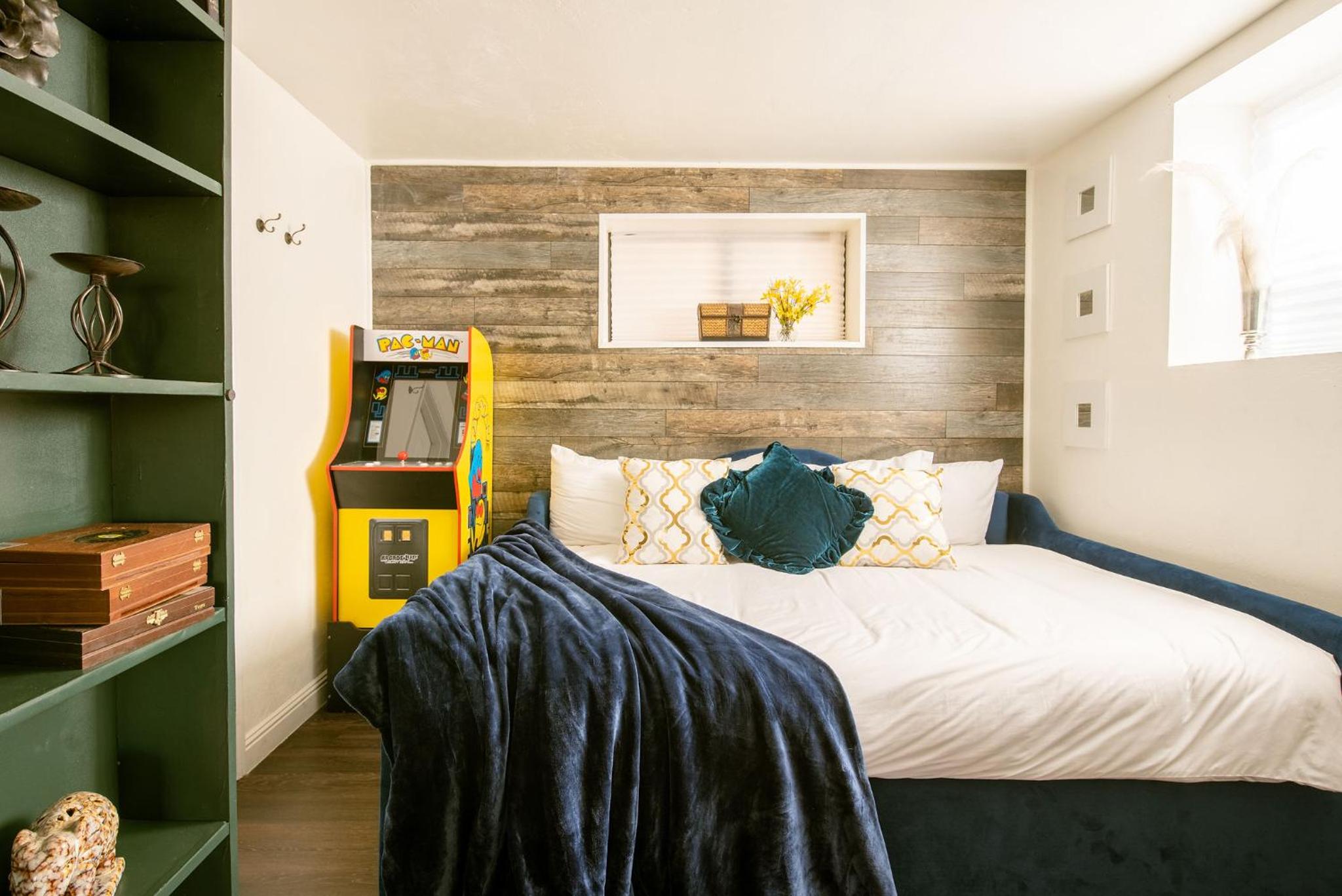 Three-Bedroom House - Photo 30