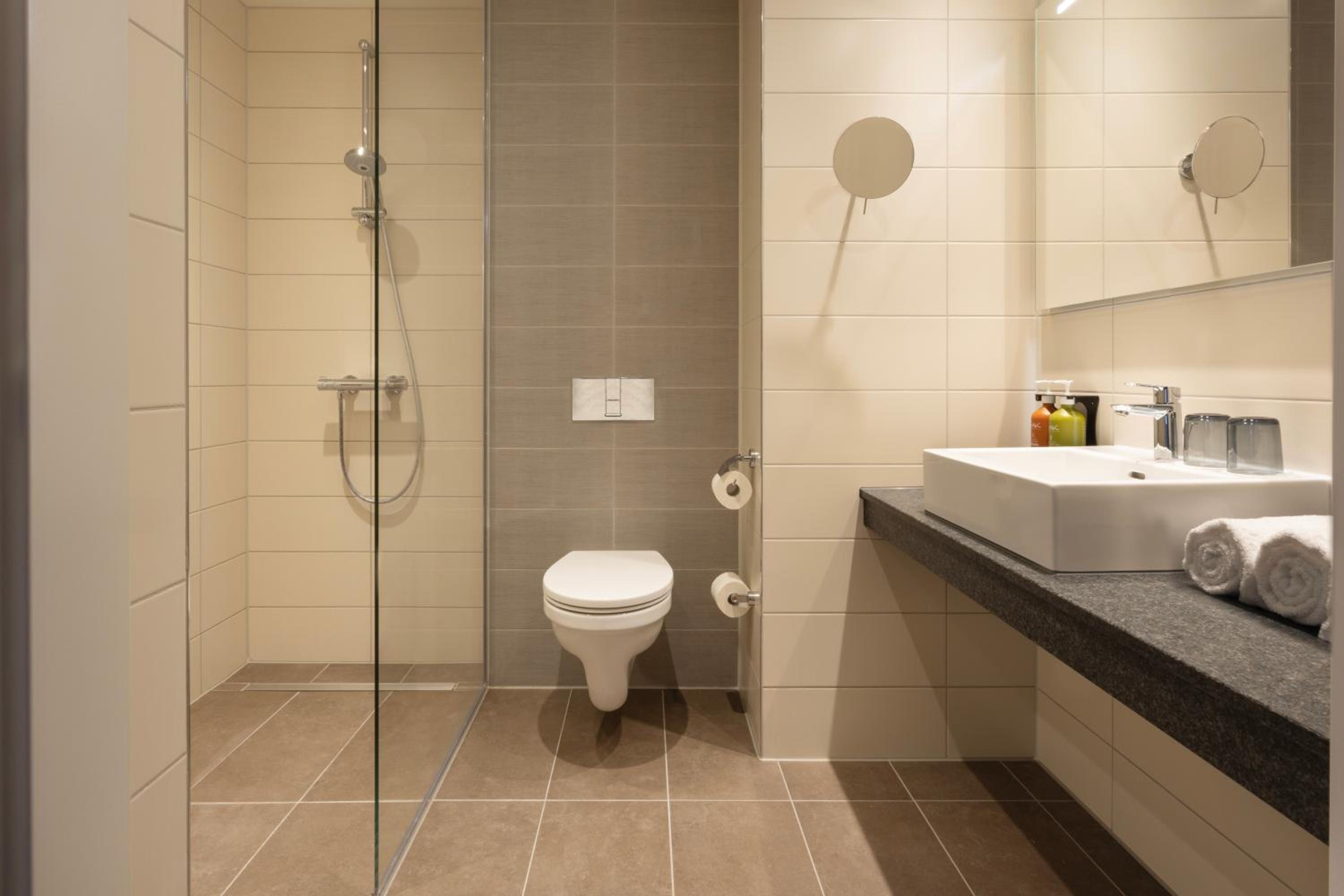 Standard King Room - Photo 5