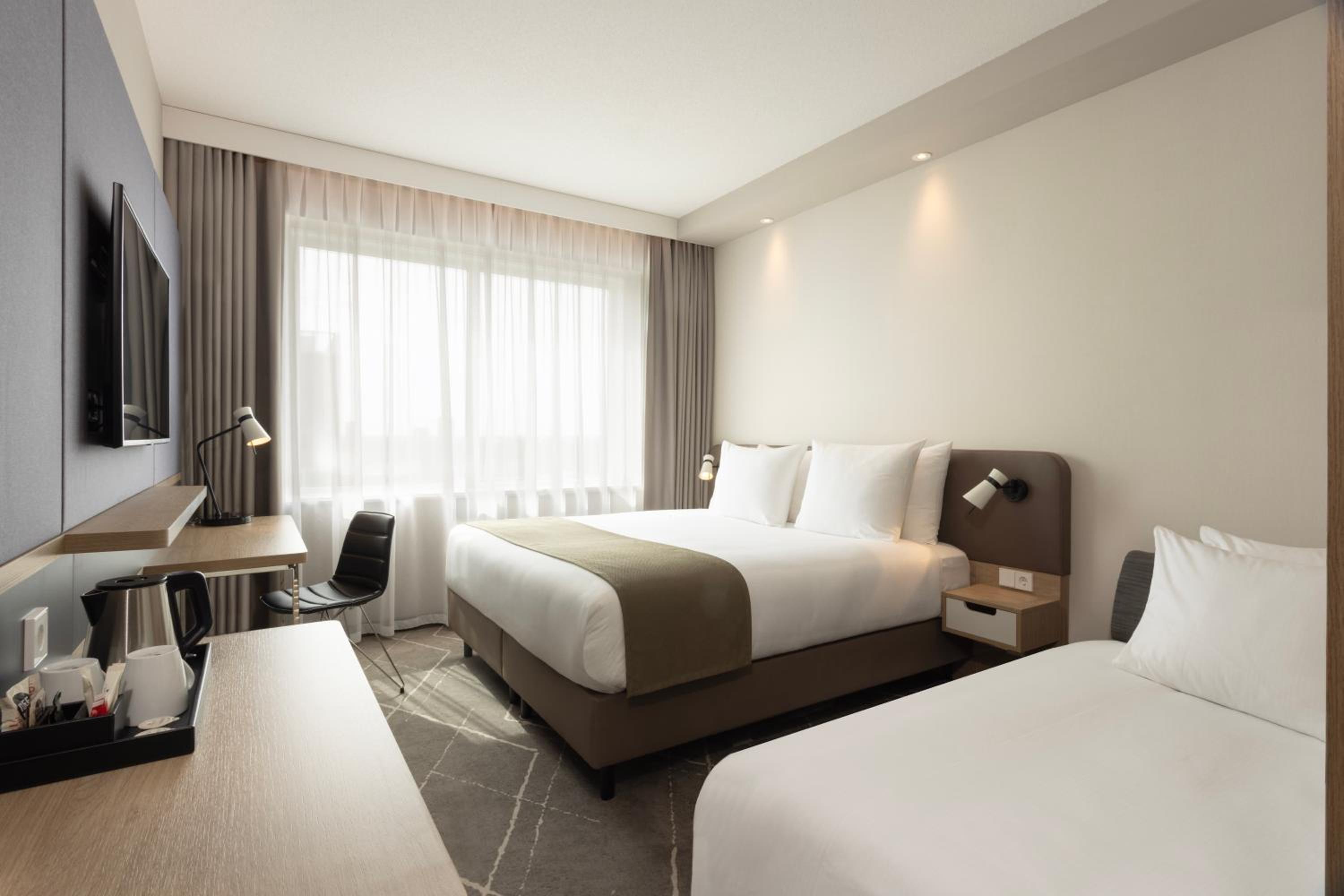 Standard King Room with Sofa Bed - High Floor - Photo 1