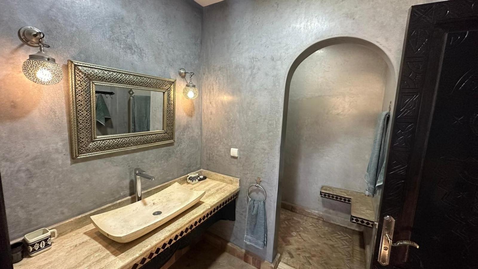Junior Suite with Pool View - Photo 7