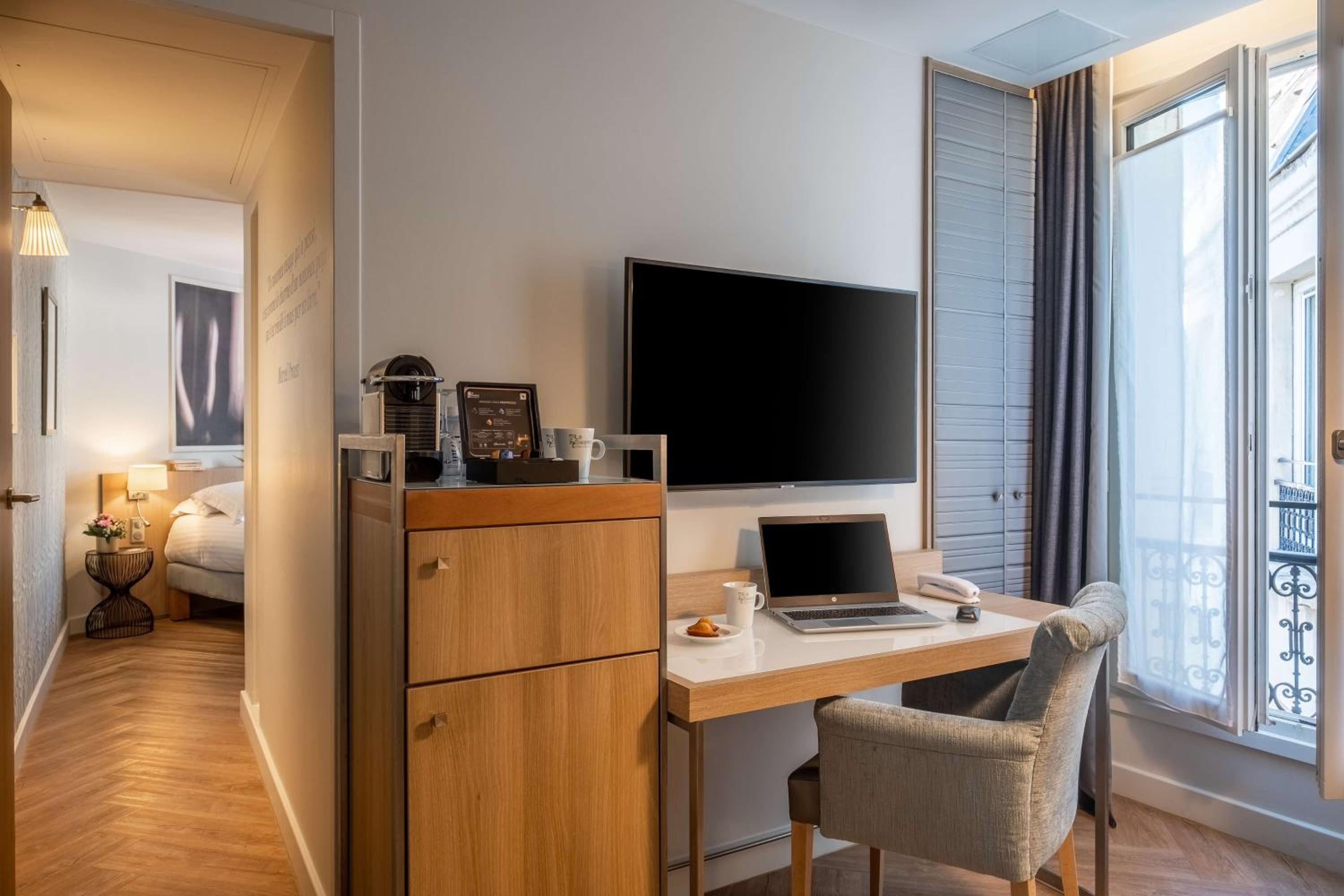 Junior Queen Suite with Sofa Bed