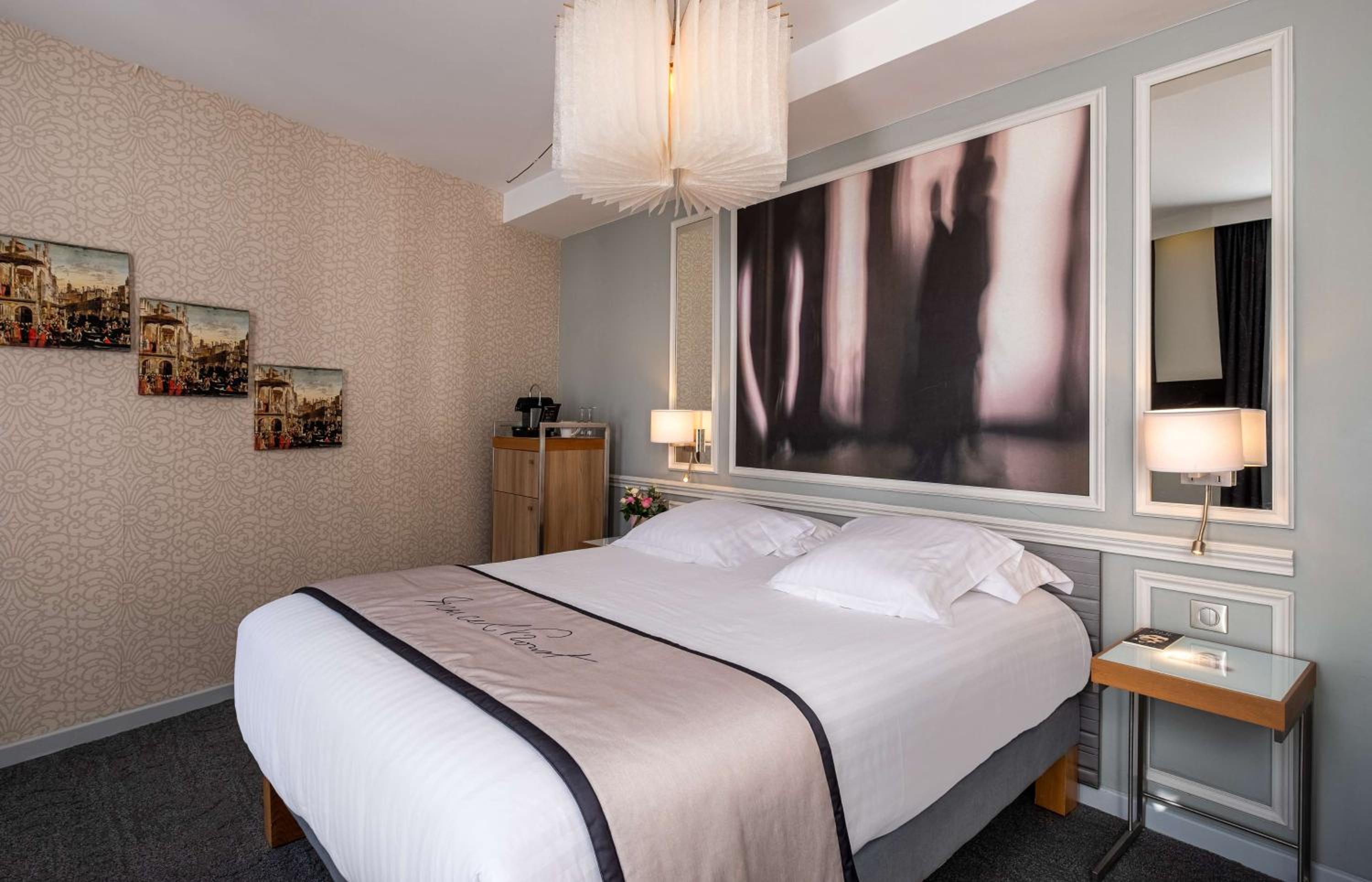 Executive Double Room thumbnail 6