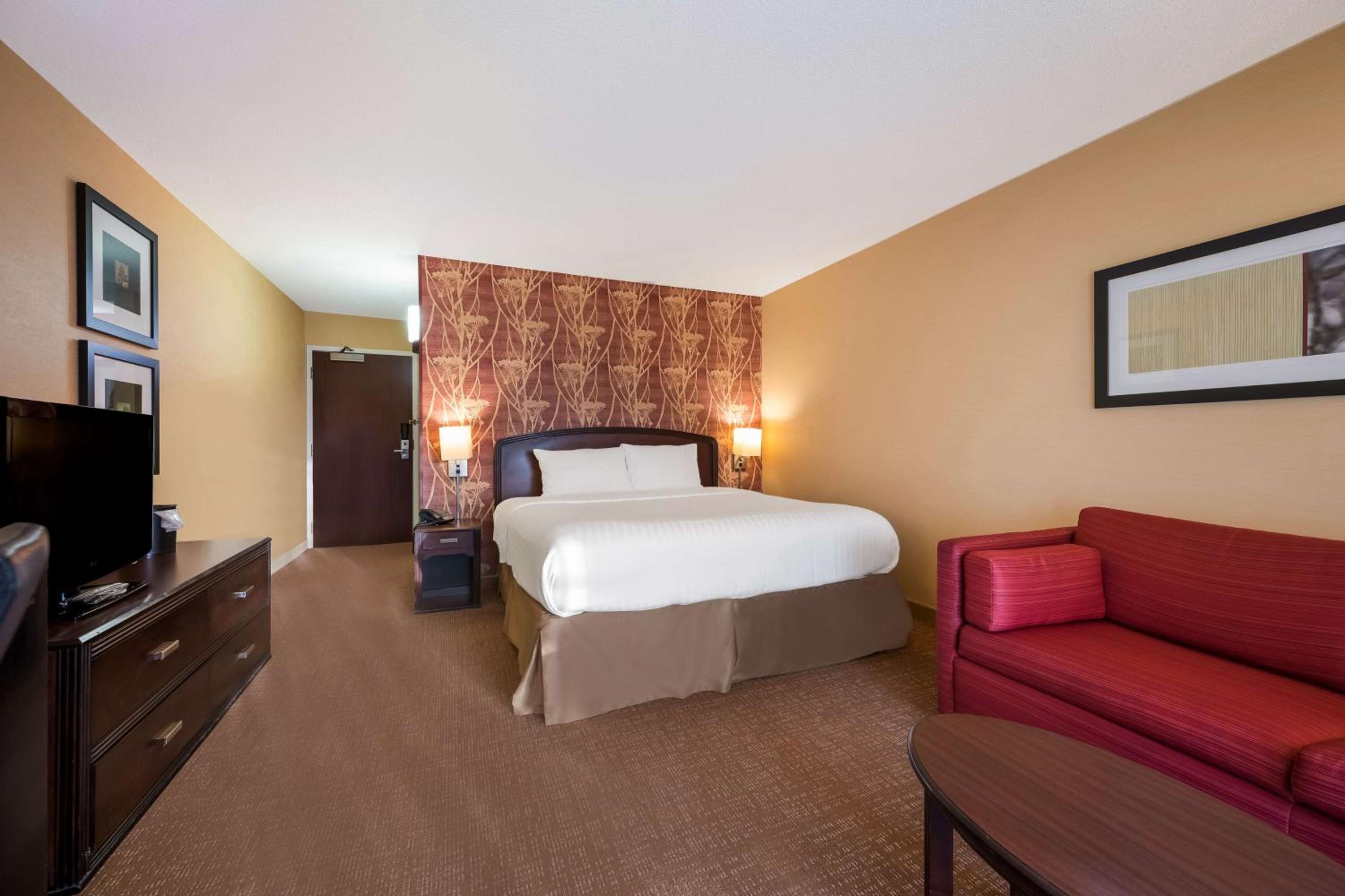 One-Bedroom King Suite with Balcony - Photo 1