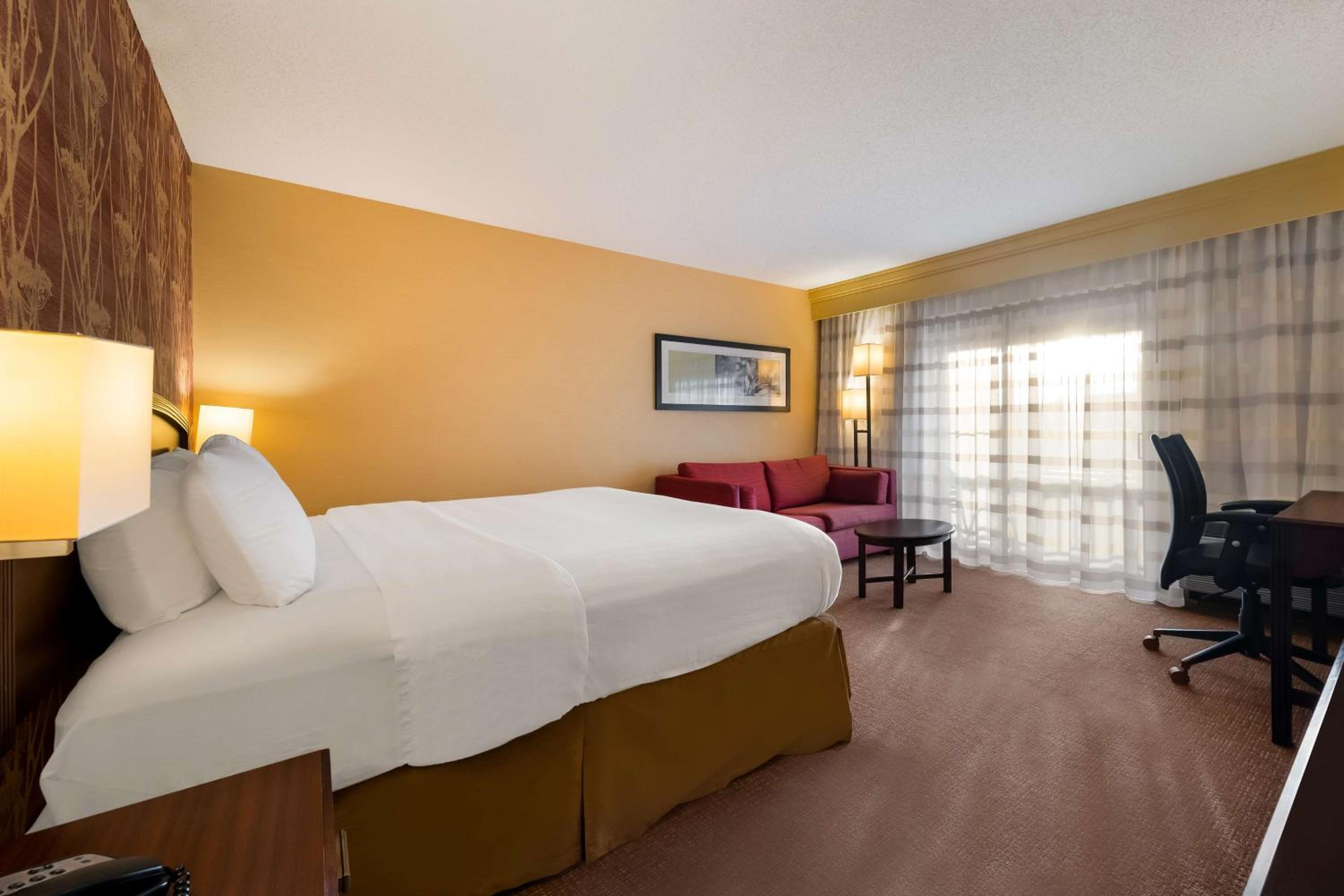 One-Bedroom King Suite with Balcony - Photo 2