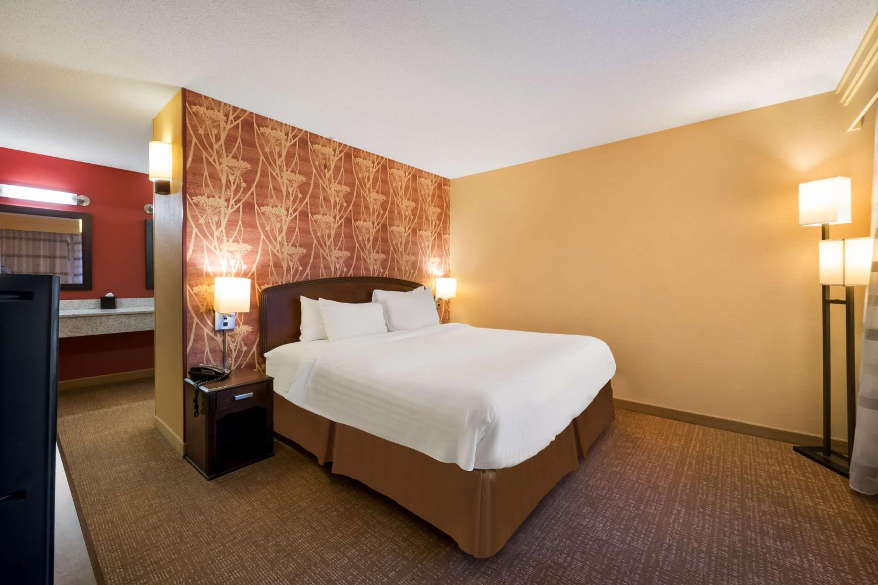 One-Bedroom King Suite with Balcony - Photo 5