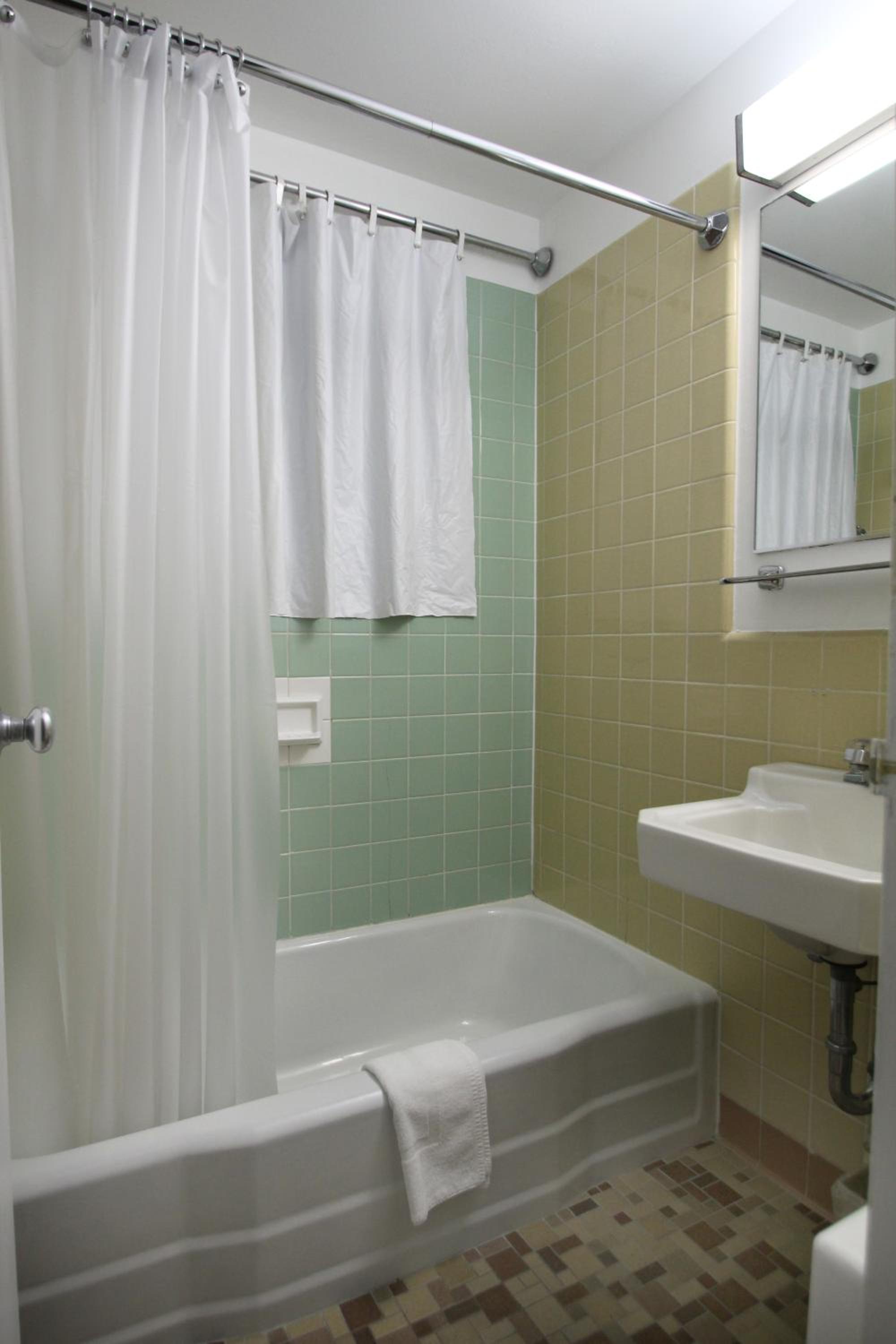 Queen Room photo 2