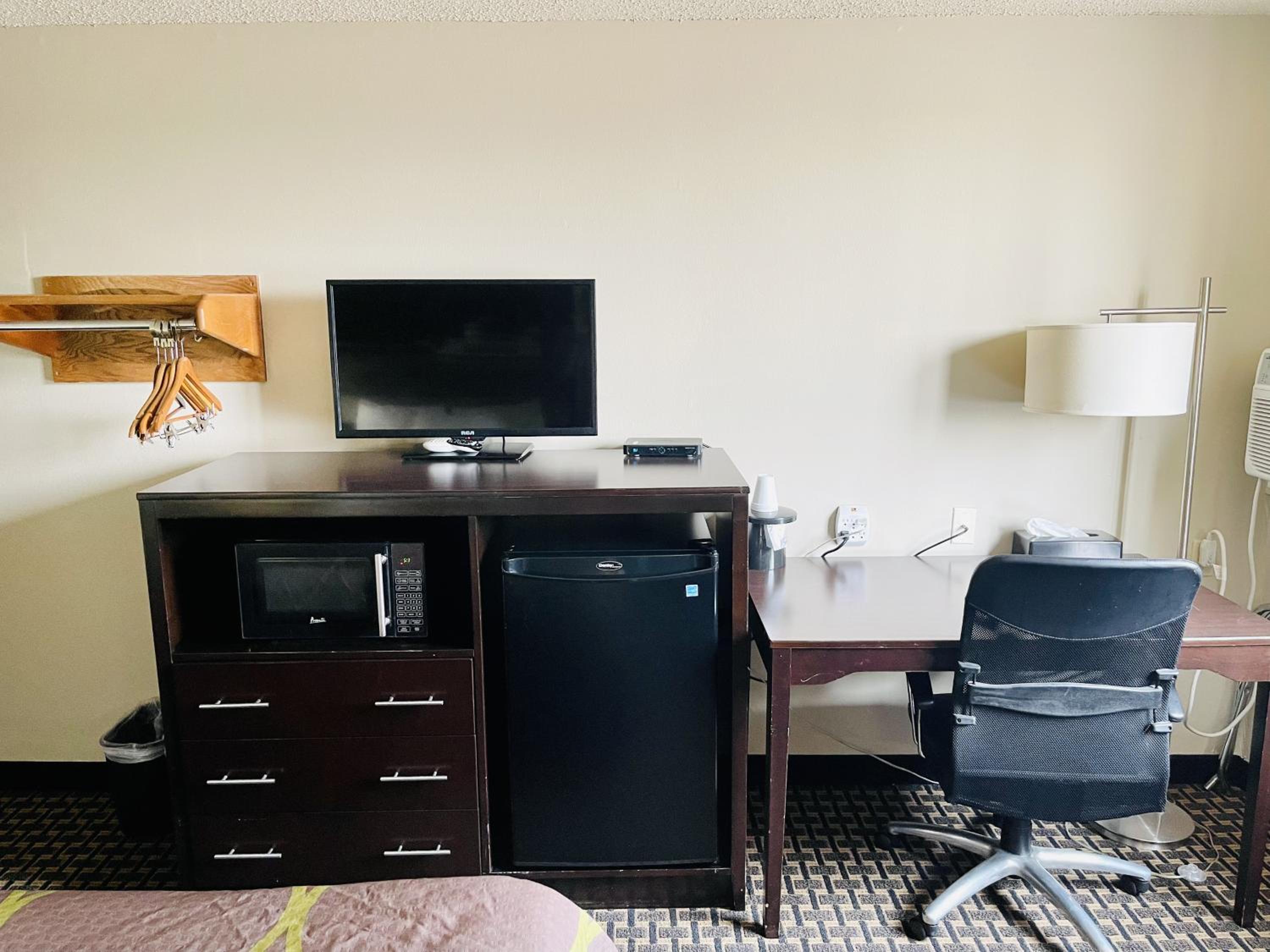 Queen Room - Non-Smoking - Photo 19
