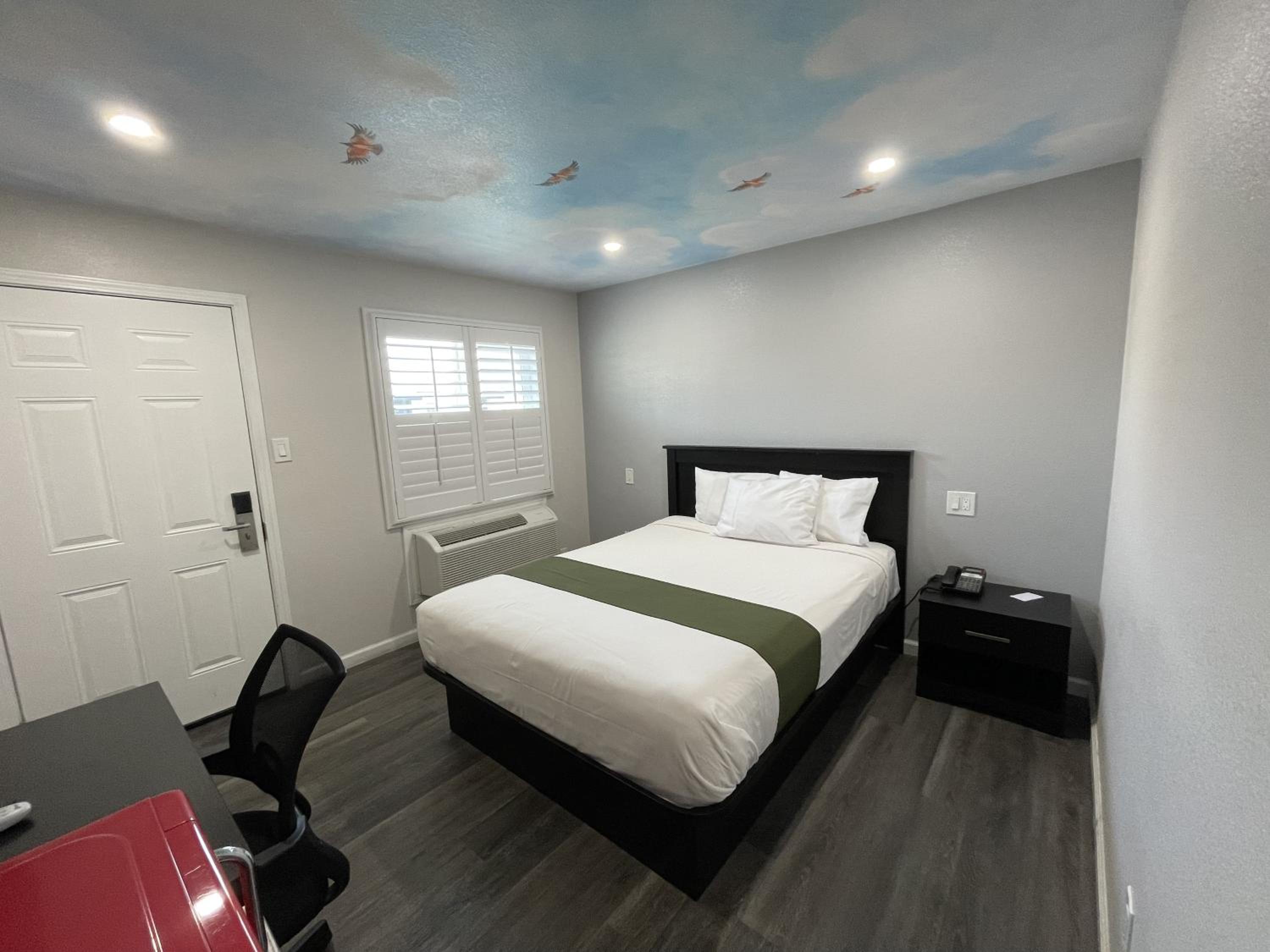 Queen Room - Photo 2